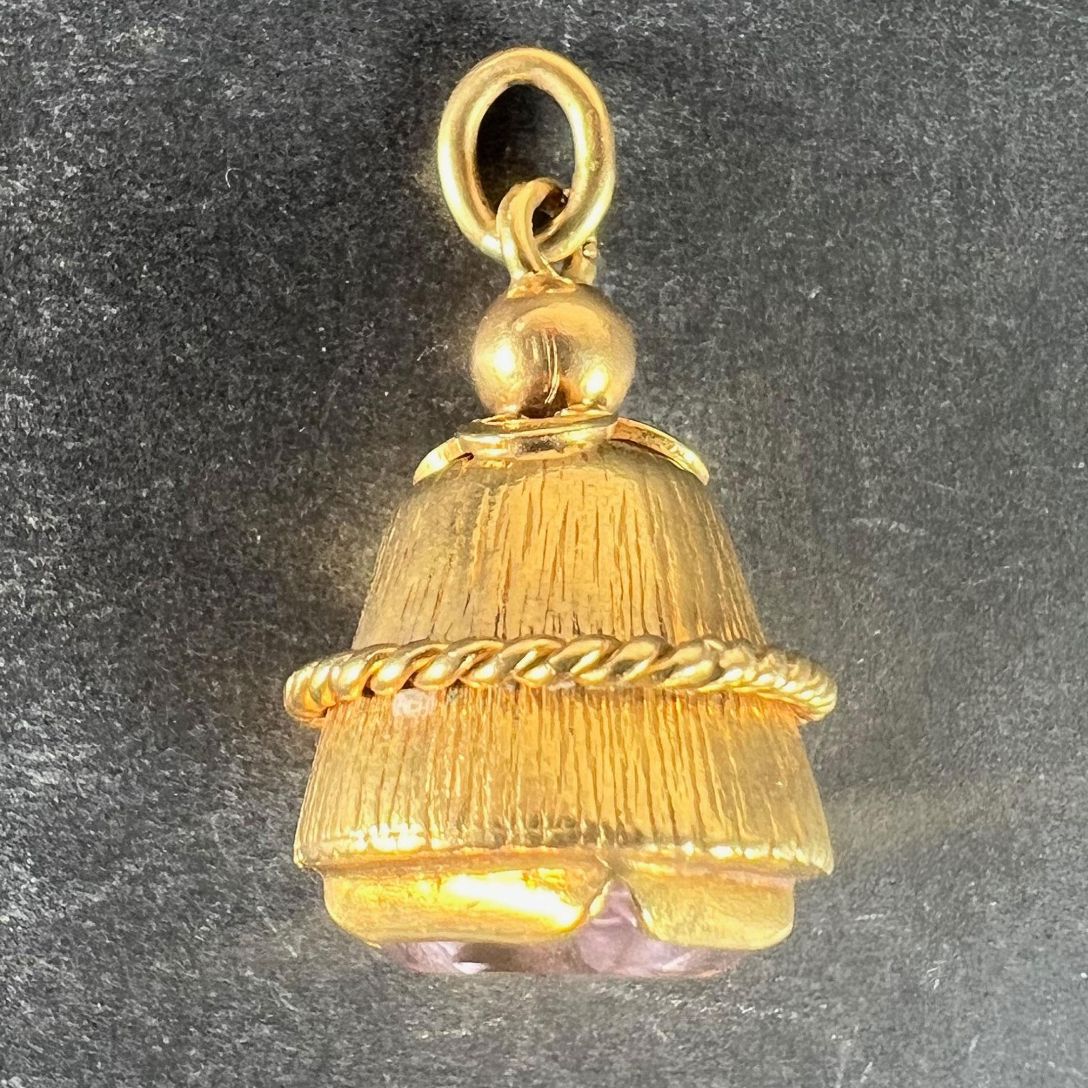 Ein Vintage 18 Karat (18K) Gelbgold Charme Anhänger als Barrel mit Holz-Effekt Gravur entworfen, ein Seil Twist Surround und ein Dreiblatt oben, montiert an der Basis mit einem Smaragdschliff blass rosa-lila Amethyst auf Gewicht von 2,6 Karat