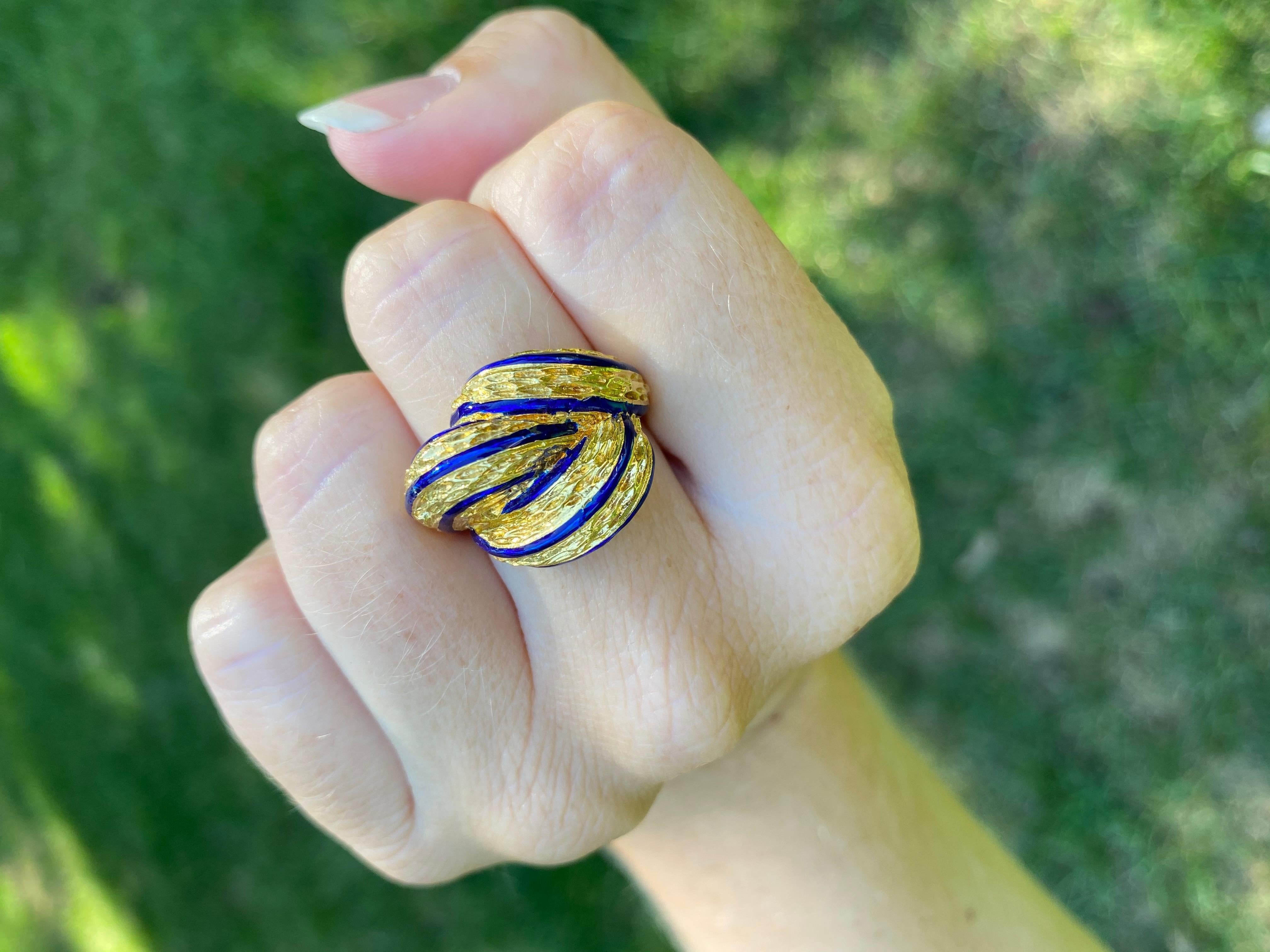Vintage 18 Karat Yellow Gold and Blue Enamel Dome Knot Ring 3