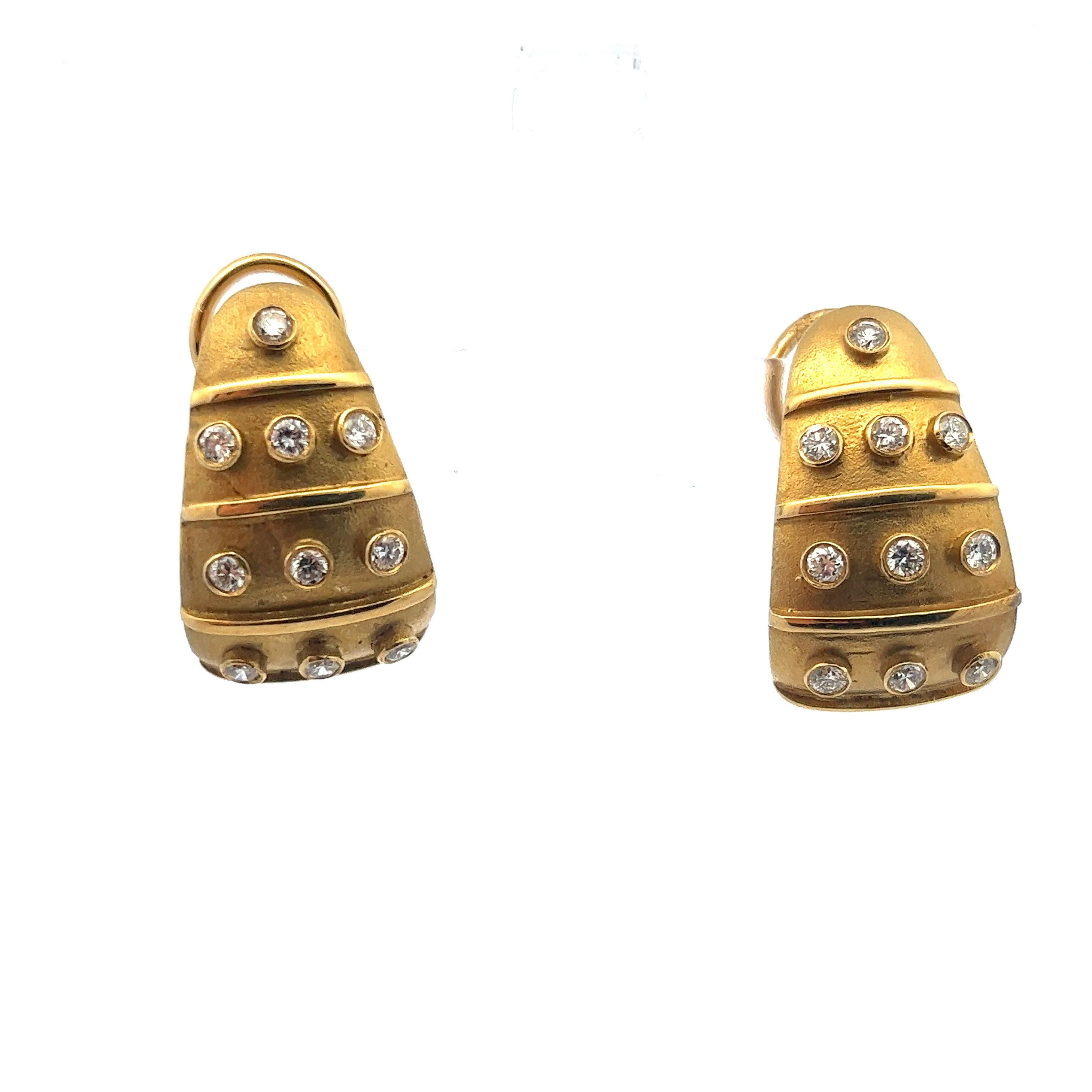 Vintage Modernist 18 Karat Yellow Gold & Diamond Matte Finish Clip-On Earrings  In Good Condition For Sale In Fairfield, CT