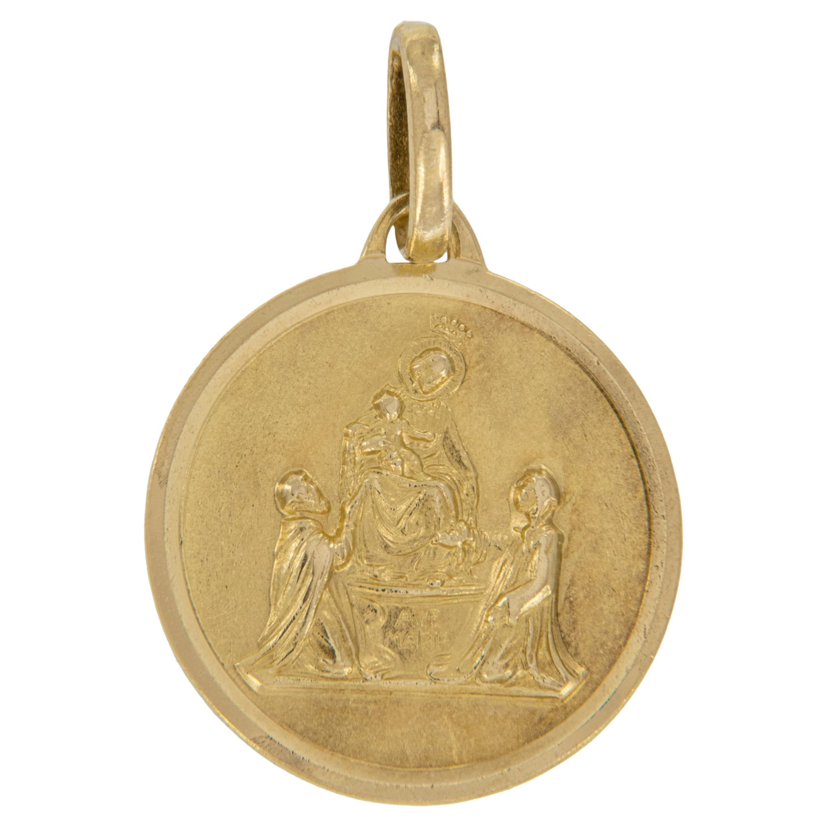 Beautiful vintage Ava Maria medal in classic 18 karat yellow gold, round shape with textured finish and bright edging. They don't them like this anymore, sturdy to last for generations. Looks lovely on a chain to wear close to your heart or on a