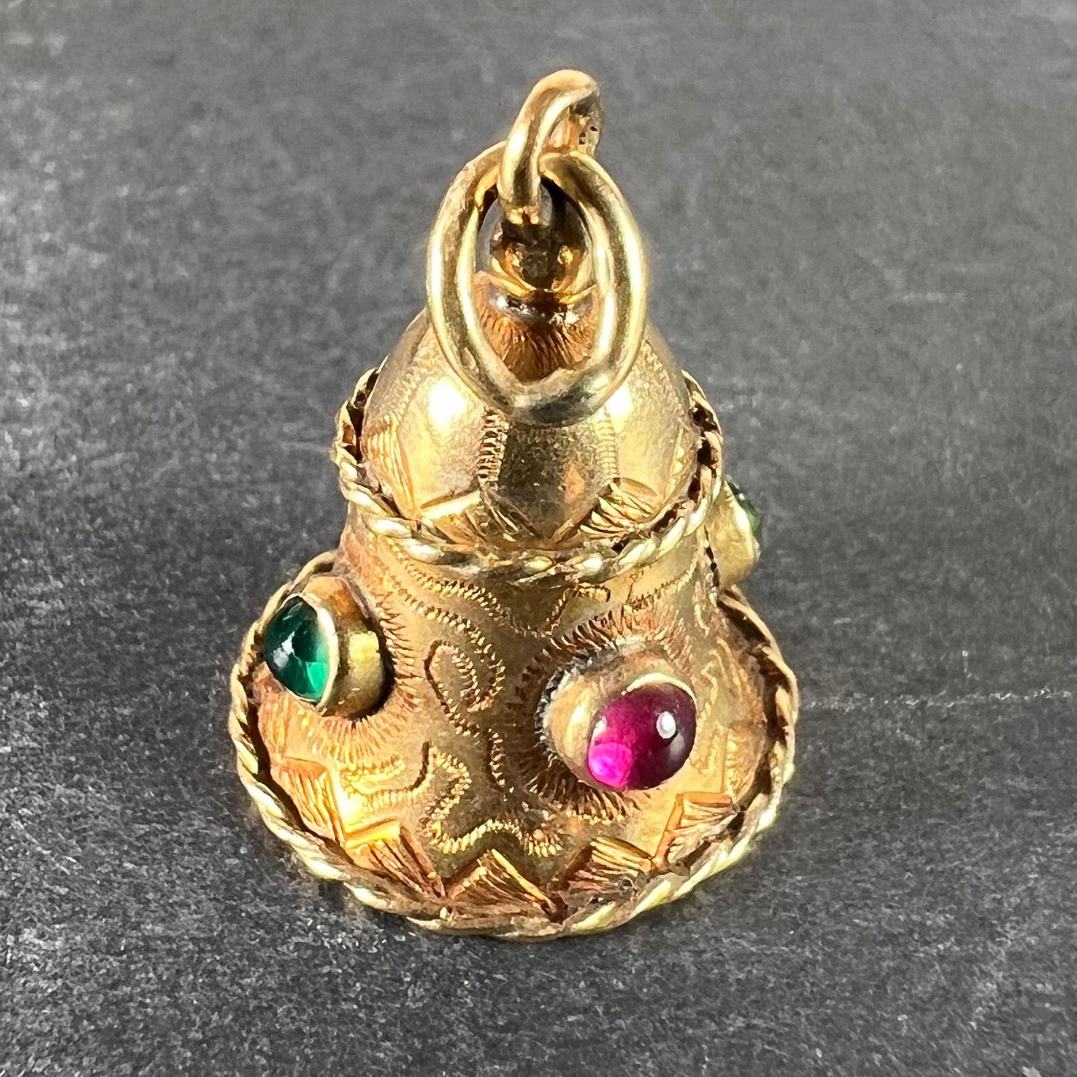 Anhänger aus 18-karätigem Gelbgold in Form einer Glocke, besetzt mit Cabochons aus Paste (einer beschädigt). Gestempelt mit der Eulenmarke für französischen Import und 18 Karat Gold.

Abmessungen: 1,9 x 1,4 x 1,4 cm (ohne Sprungring)
Gewicht: 2.95