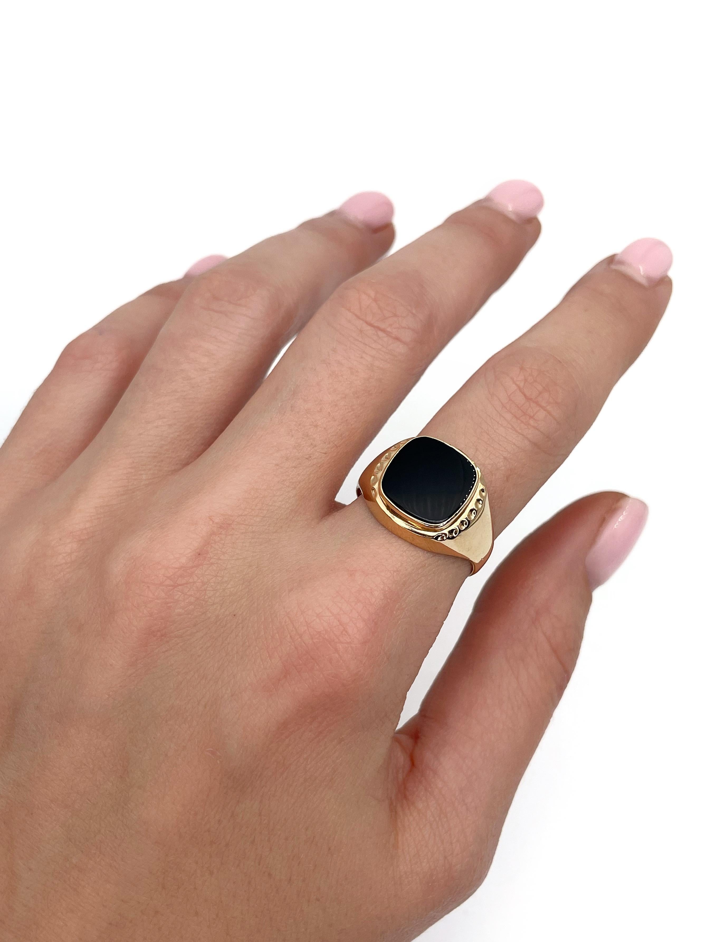 Women's or Men's Vintage 18 Karat Yellow Gold Black Onyx Signet Ring