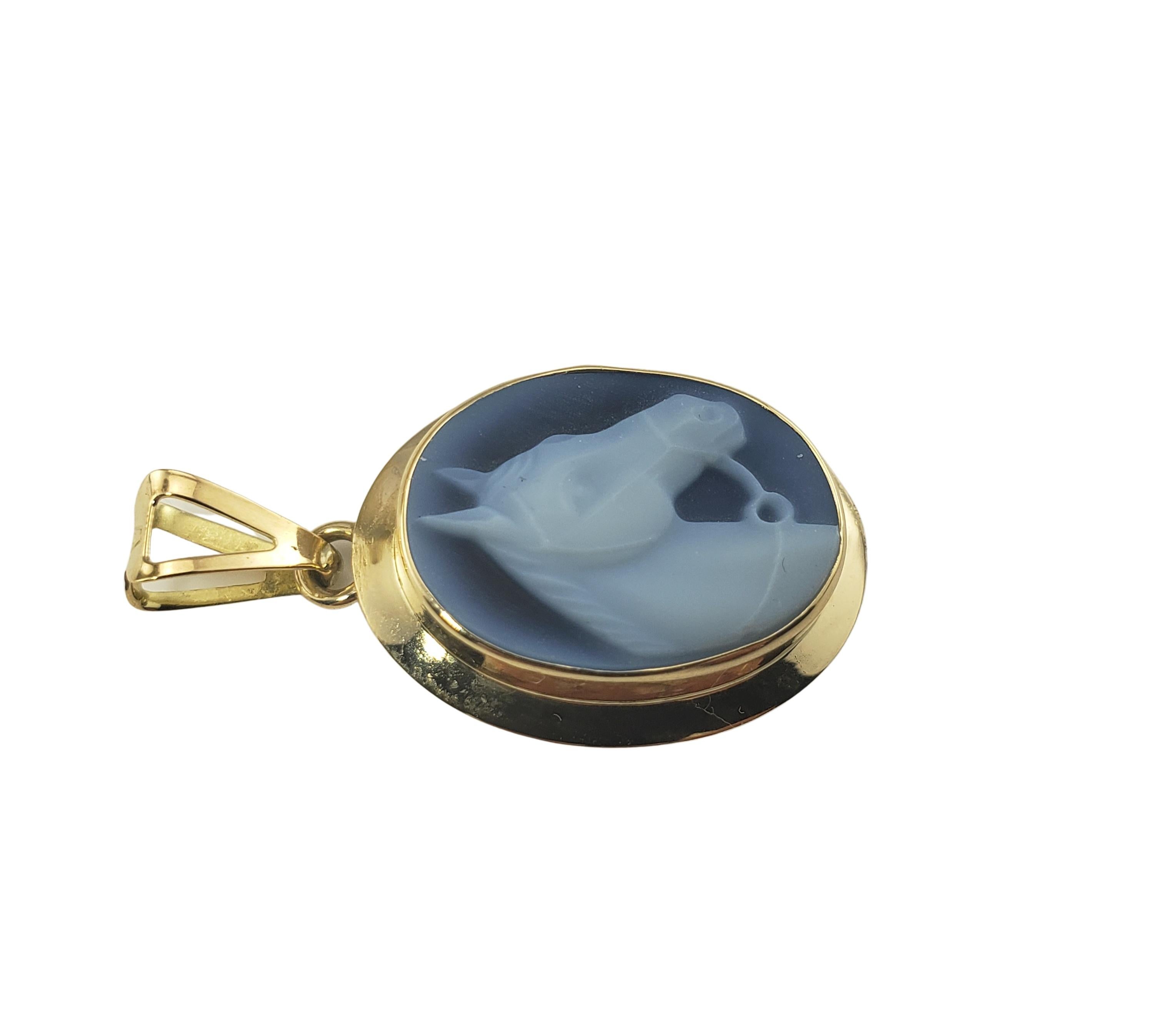 Vintage 18 Karat Gelbgold Blau Achat Pferd Anhänger-

Dieser schöne Anhänger aus blauem Achat zeigt ein hübsches Pferd im Profil, eingefasst in klassisches 18-karätiges Gelbgold.

Größe: 22 mm x 15 mm

Gewicht: 1,3 dwt. / 2,1 gr.

Geprüft auf 18K