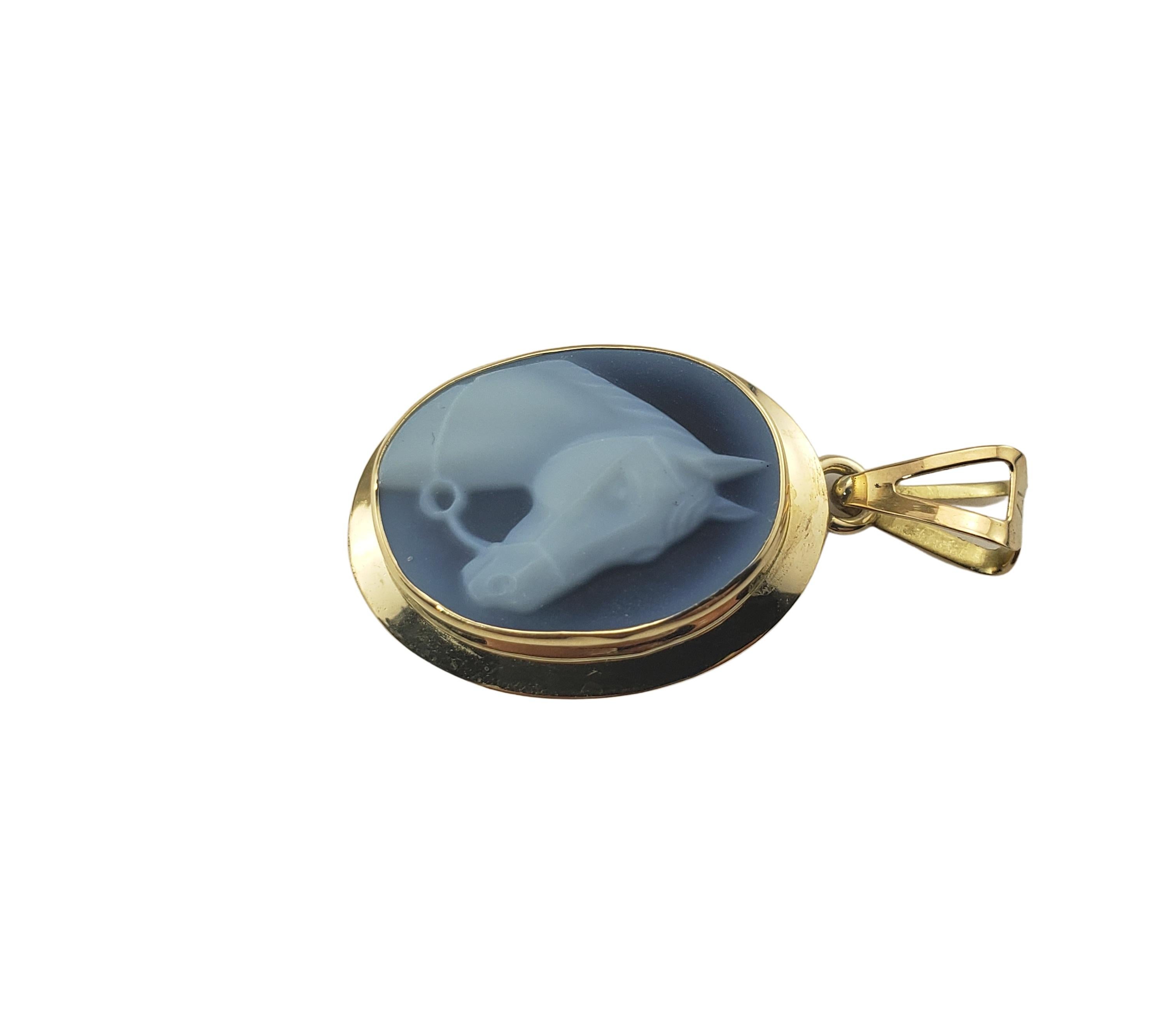18 Karat Gelbgold Blauer Achat Pferd-Anhänger im Zustand „Gut“ in Washington Depot, CT