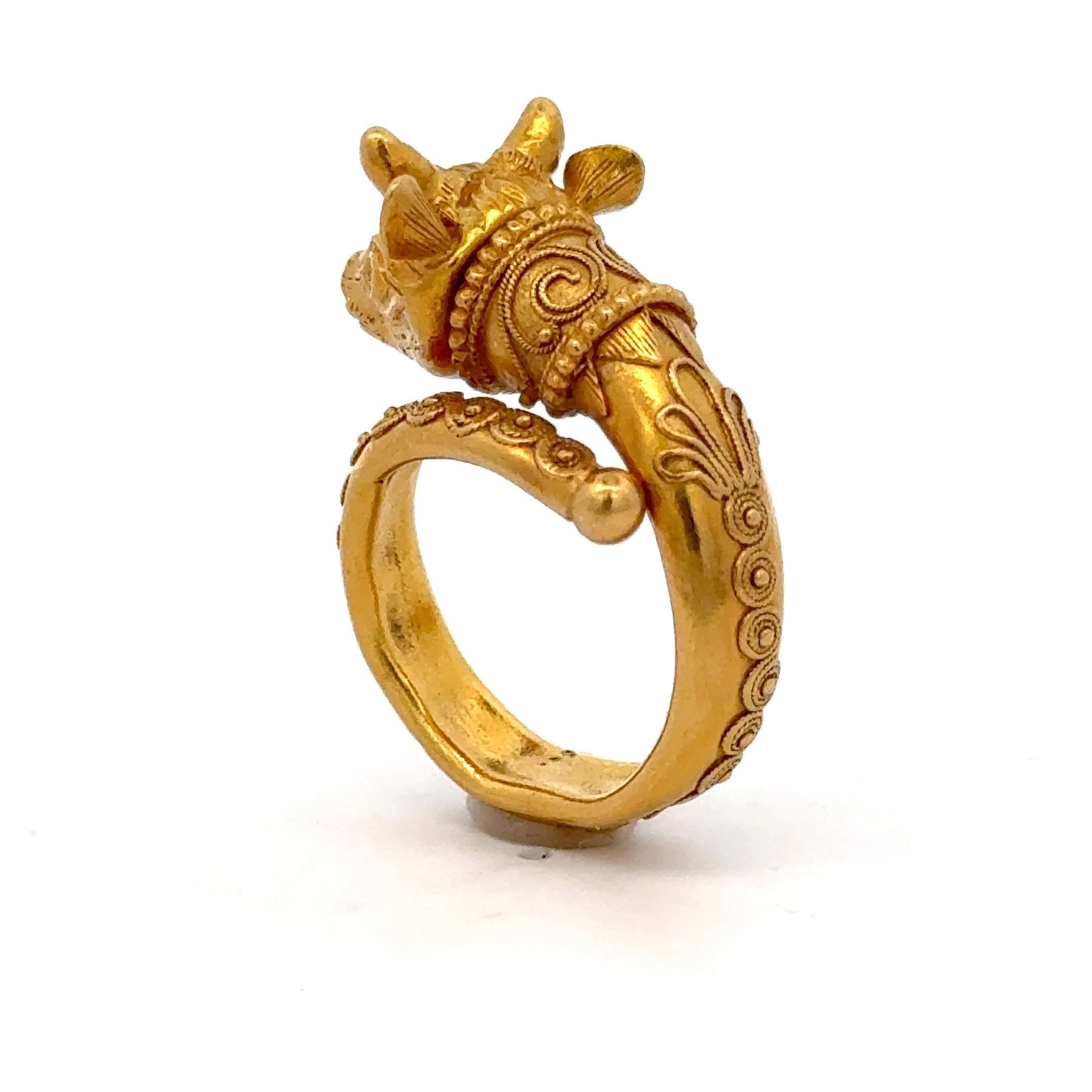 Rétro Anello decorativo d'epoca in oro giallo 18 carati con motivo di bovini, 8,8 grammi, misura 5 in vendita