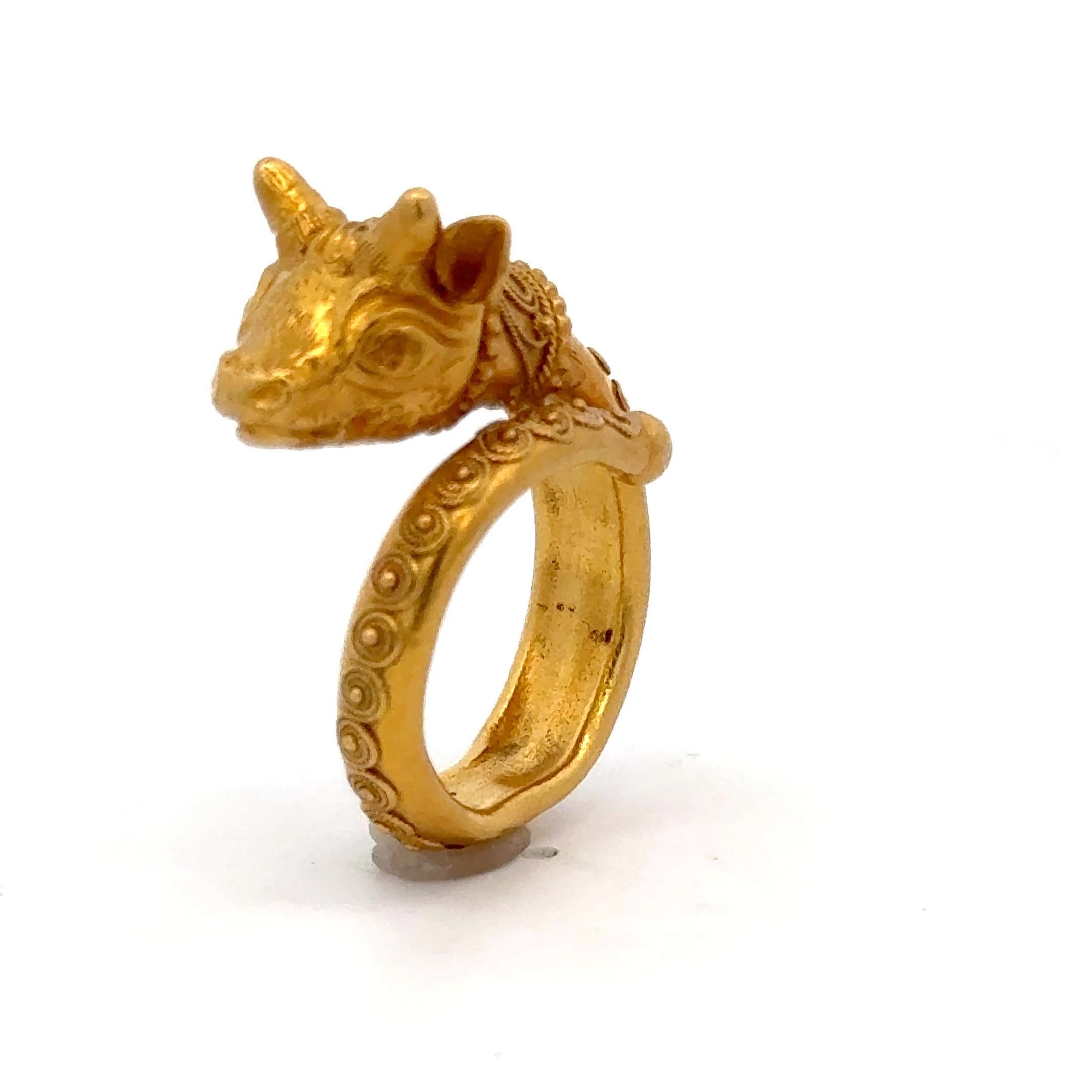 Anello decorativo d'epoca in oro giallo 18 carati con motivo di bovini, 8,8 grammi, misura 5 In condizioni ottime in vendita a New York, NY