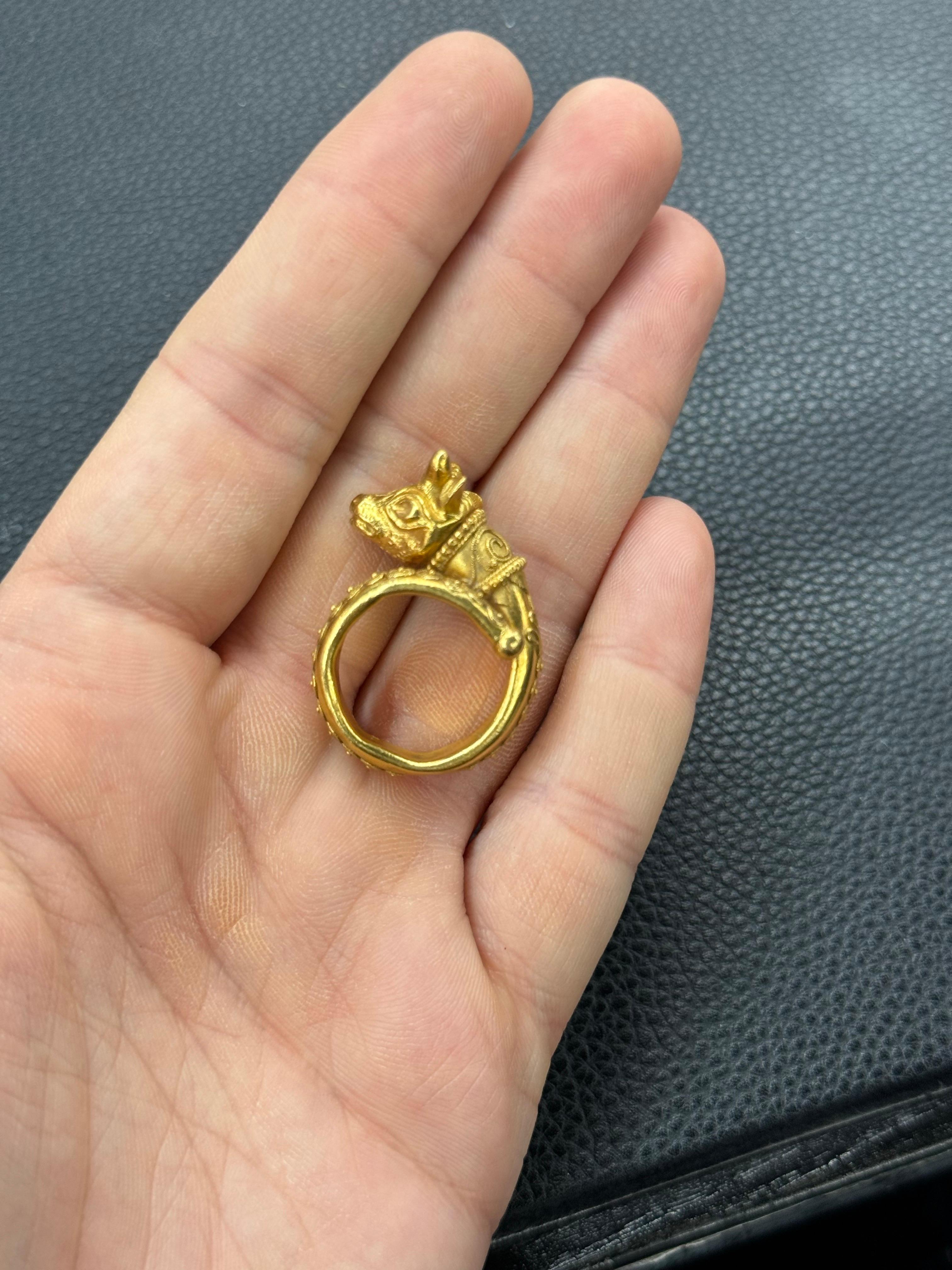 Donna Anello decorativo d'epoca in oro giallo 18 carati con motivo di bovini, 8,8 grammi, misura 5 in vendita
