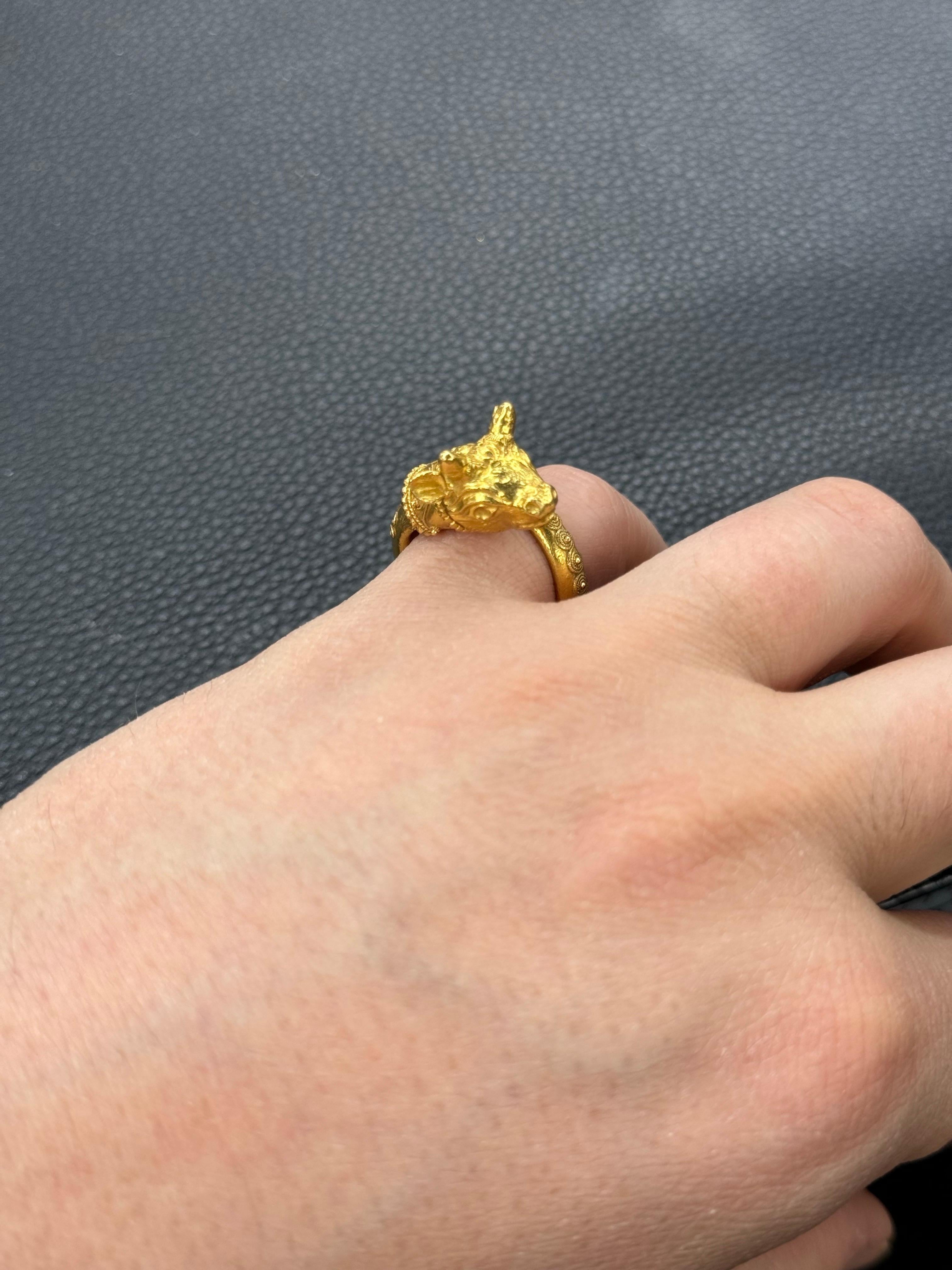 Anello decorativo d'epoca in oro giallo 18 carati con motivo di bovini, 8,8 grammi, misura 5 in vendita 1