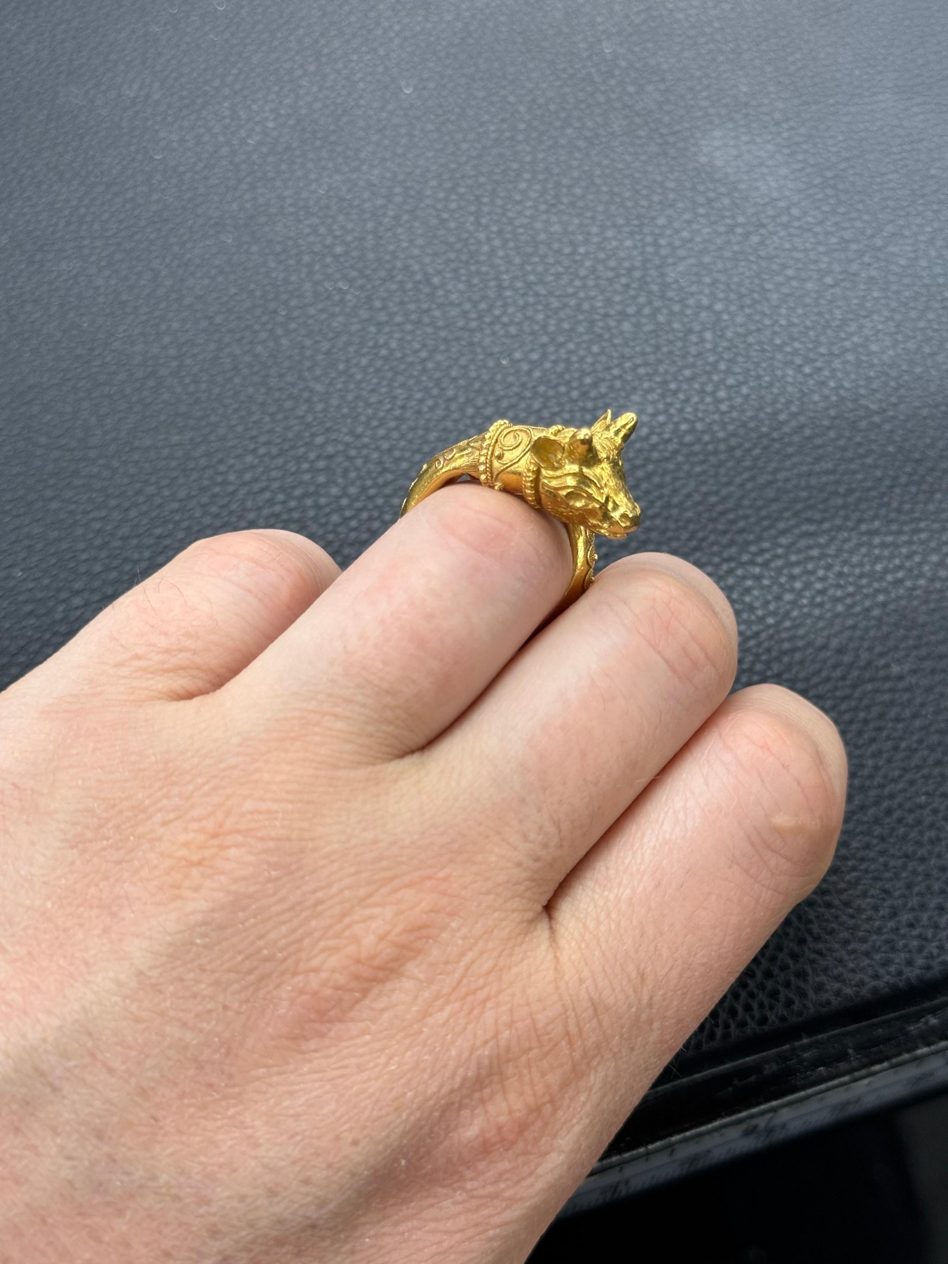 Anello decorativo d'epoca in oro giallo 18 carati con motivo di bovini, 8,8 grammi, misura 5 in vendita 2
