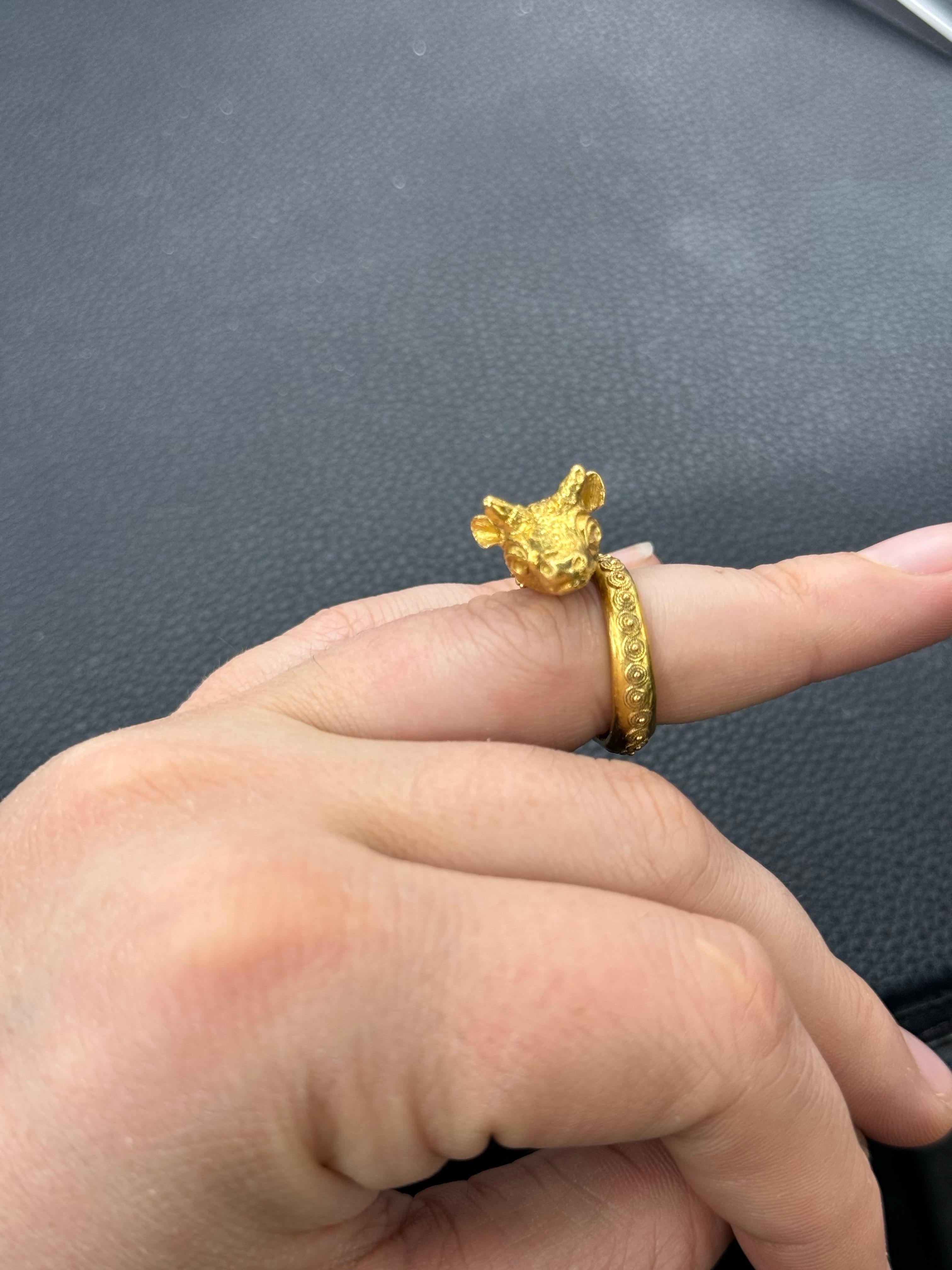 Anello decorativo d'epoca in oro giallo 18 carati con motivo di bovini, 8,8 grammi, misura 5 in vendita 3
