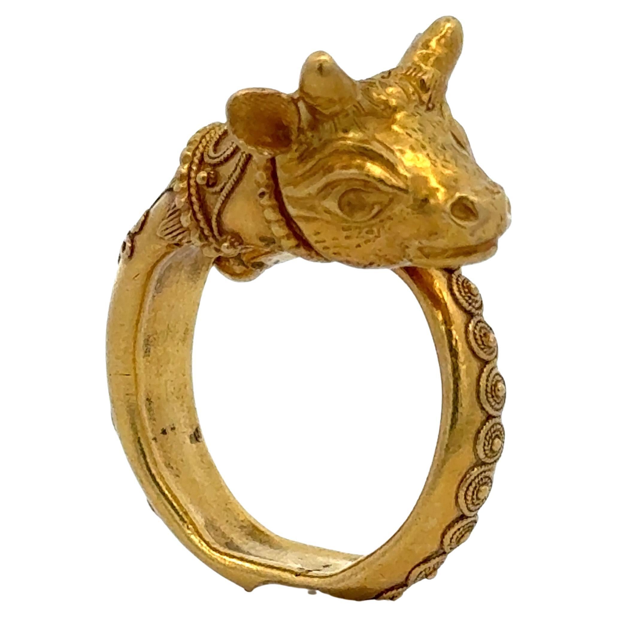 Anello decorativo d'epoca in oro giallo 18 carati con motivo di bovini, 8,8 grammi, misura 5