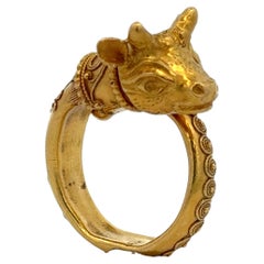 Vintage 18 Karat Yellow Gold Cattle Motif Decorative Ring 8.8 Grams Size 5