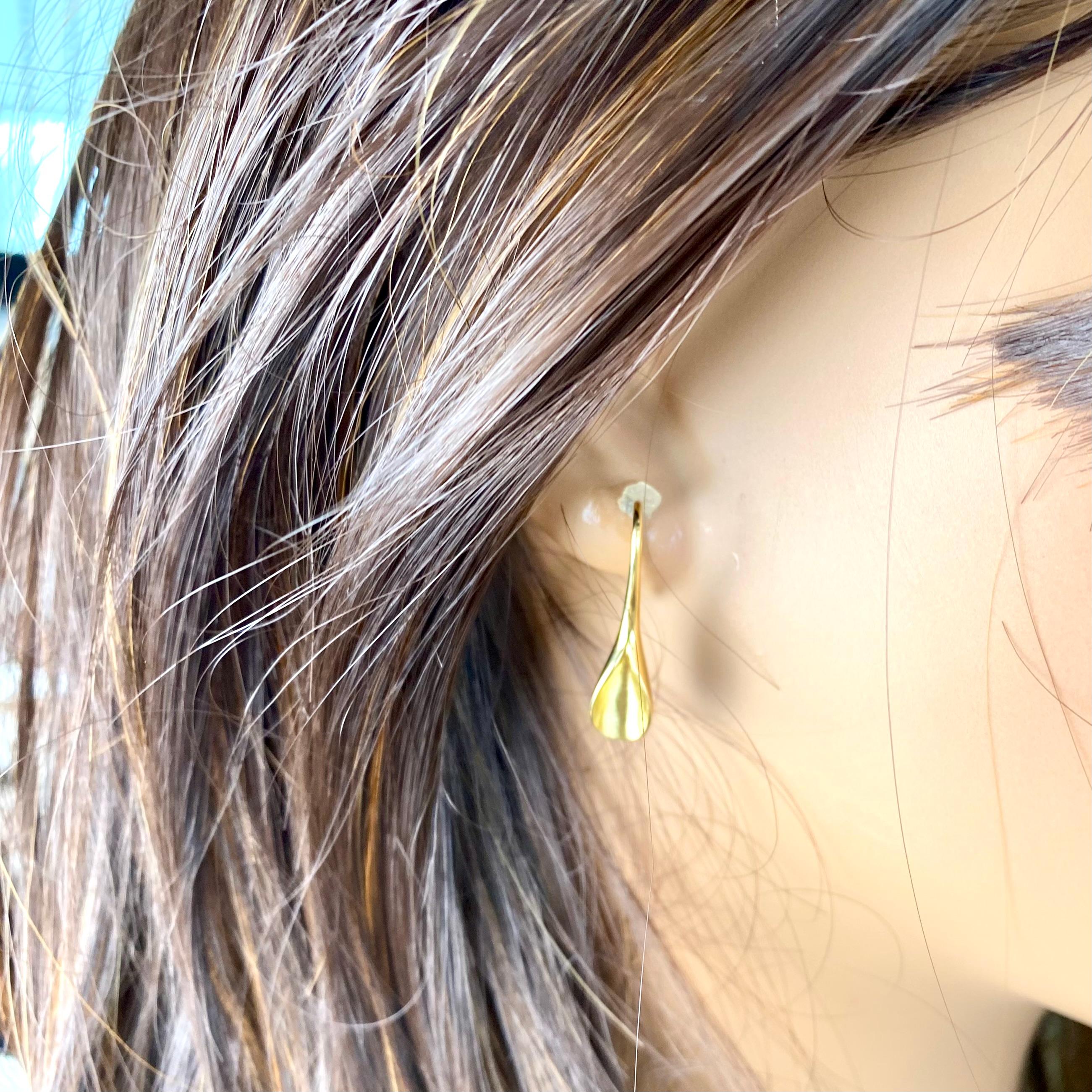 Women's Vintage 18 Karat Yellow Gold Contemporary Stylized Lily Shepard Hoop Earrings  For Sale