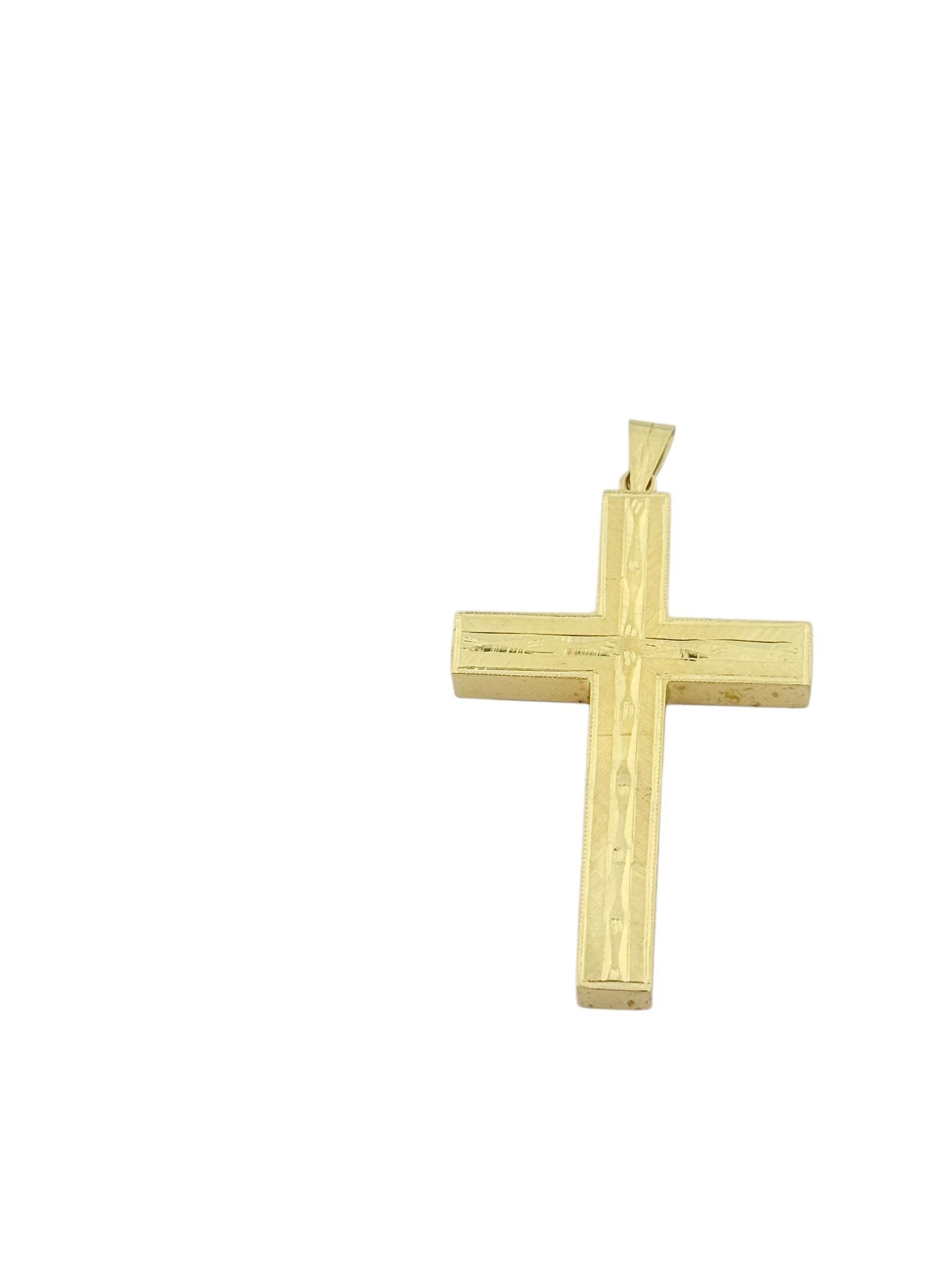Cette croix italienne vintage en or jaune 18 carats est une représentation exquise de l'artisanat d'art, alliant le symbolisme religieux traditionnel à l'art du travail en relief sculpté à la main. Fabriquée de manière experte en or jaune massif,