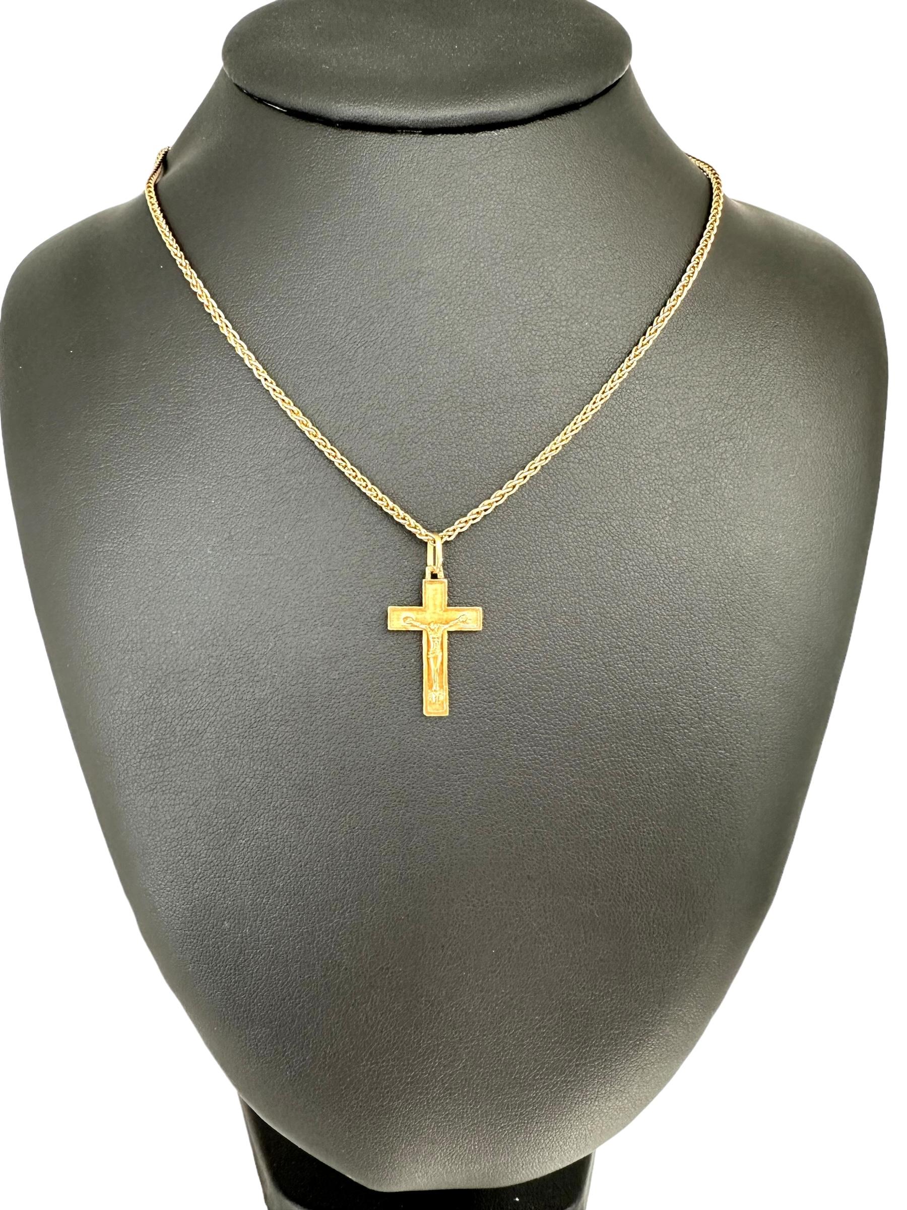 Vintage 18 karat Yellow Gold Crucifix Satin Finish In Good Condition For Sale In Esch sur Alzette, Esch-sur-Alzette