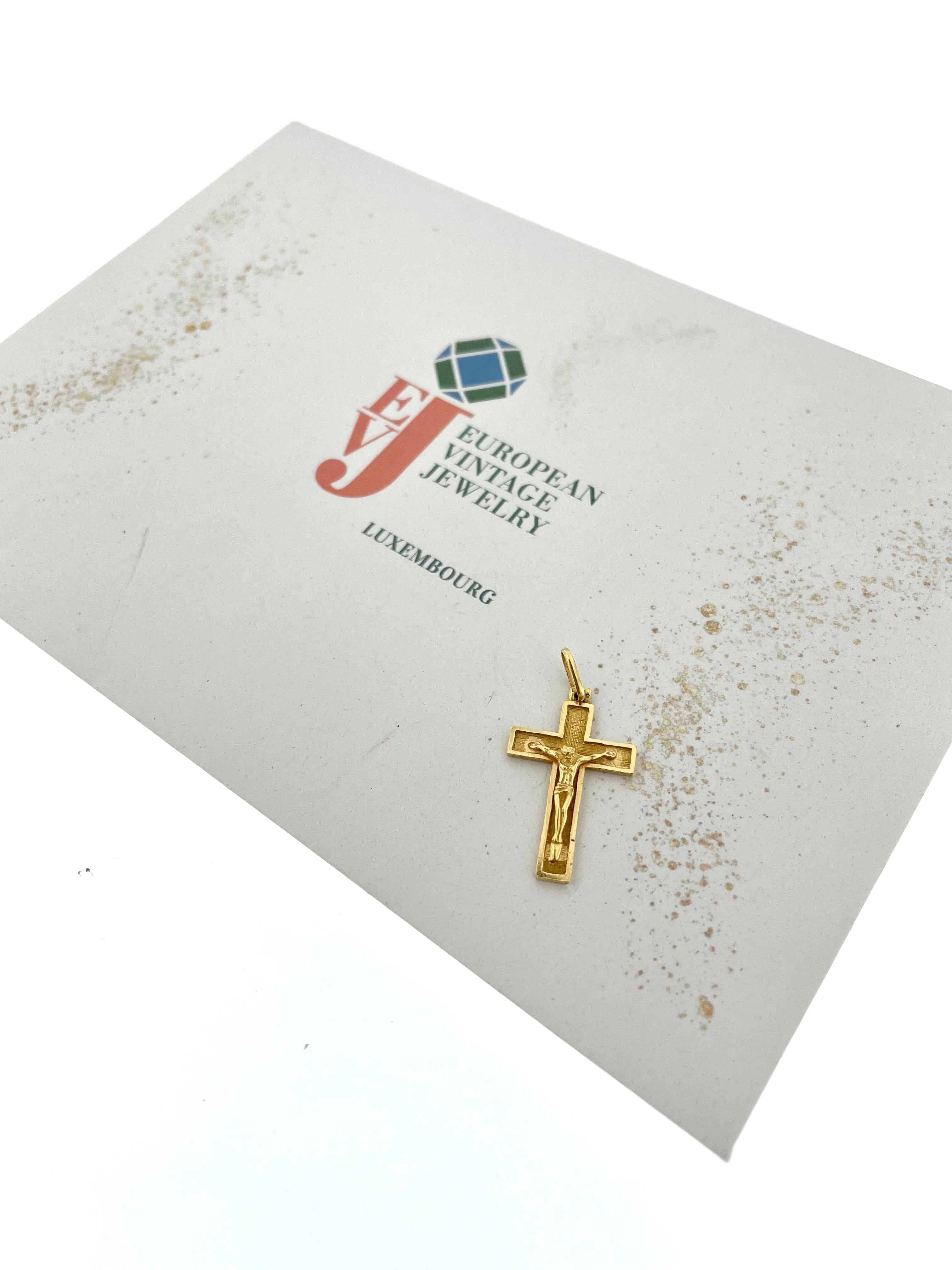 Vintage 18 karat Yellow Gold Crucifix Satin Finish For Sale 2
