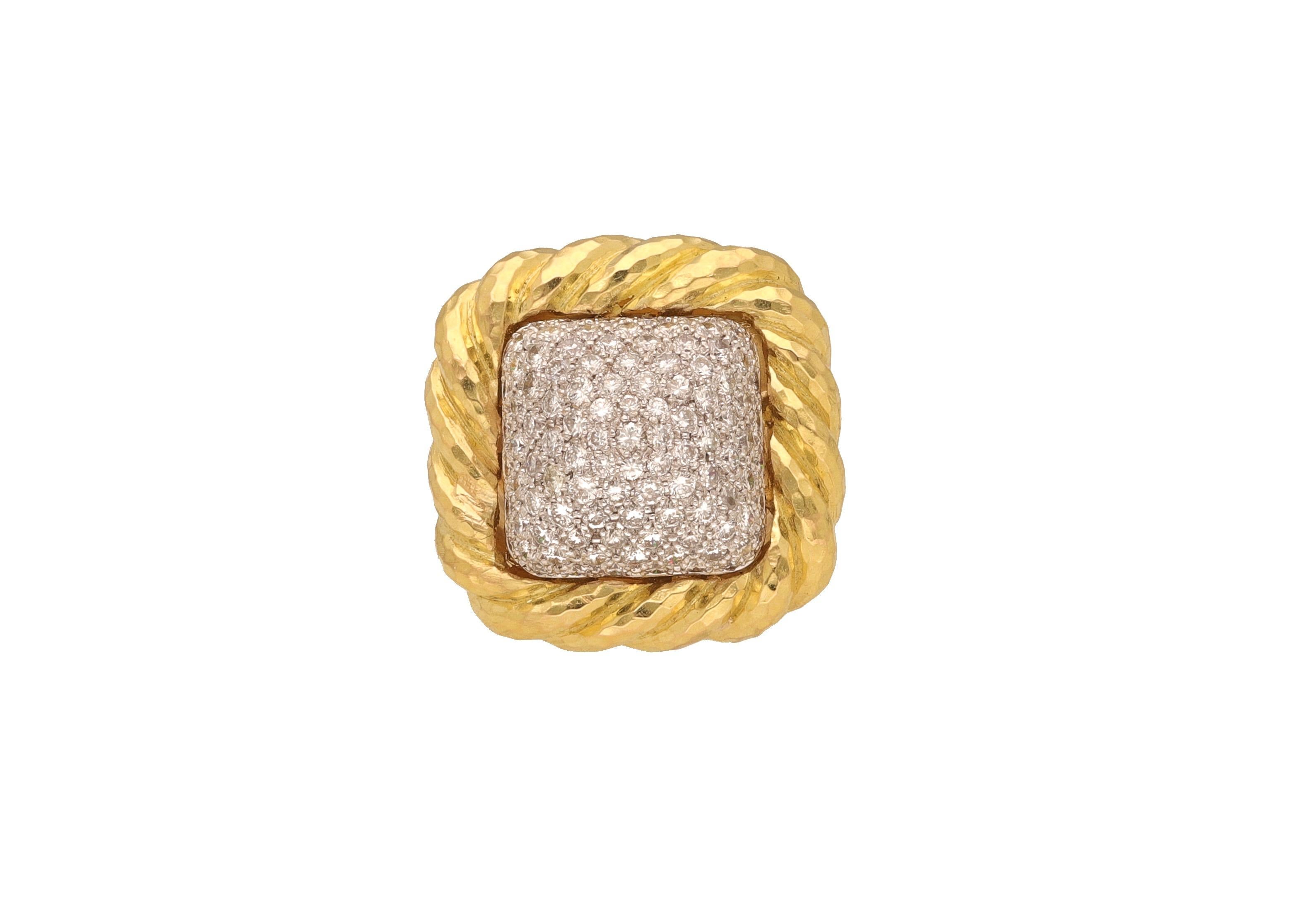 Anello cocktail in oro giallo 18 kt. con diamanti taglio rotondo.
Questo classico anello da cocktail è realizzato a mano in Italia.
L'intera parte superiore è martellata.
1980 ca.

Diamanti a taglio rotondo: 4,80 ct.
Peso: 30,50 gr.
Diametro: 3,30