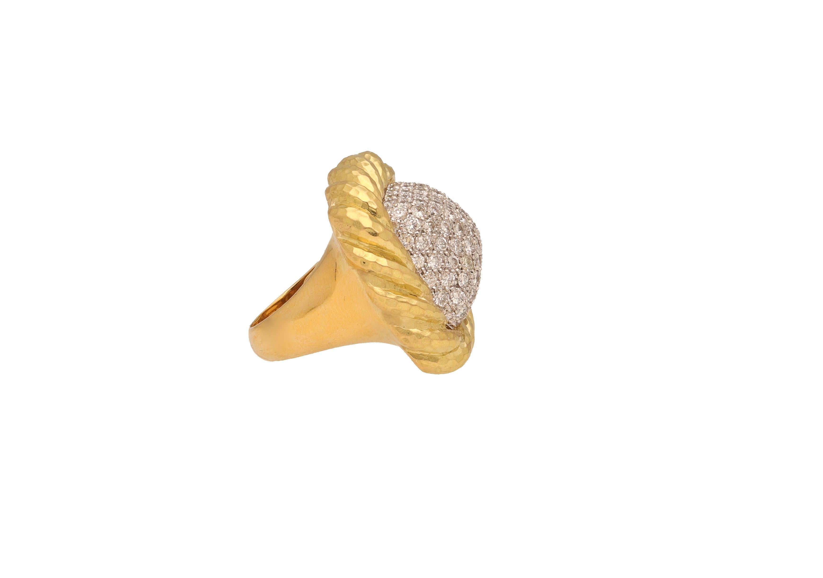 Taglio rotondo Anello da cocktail vintage in oro giallo 18 carati con diamanti e martello quadrato in vendita