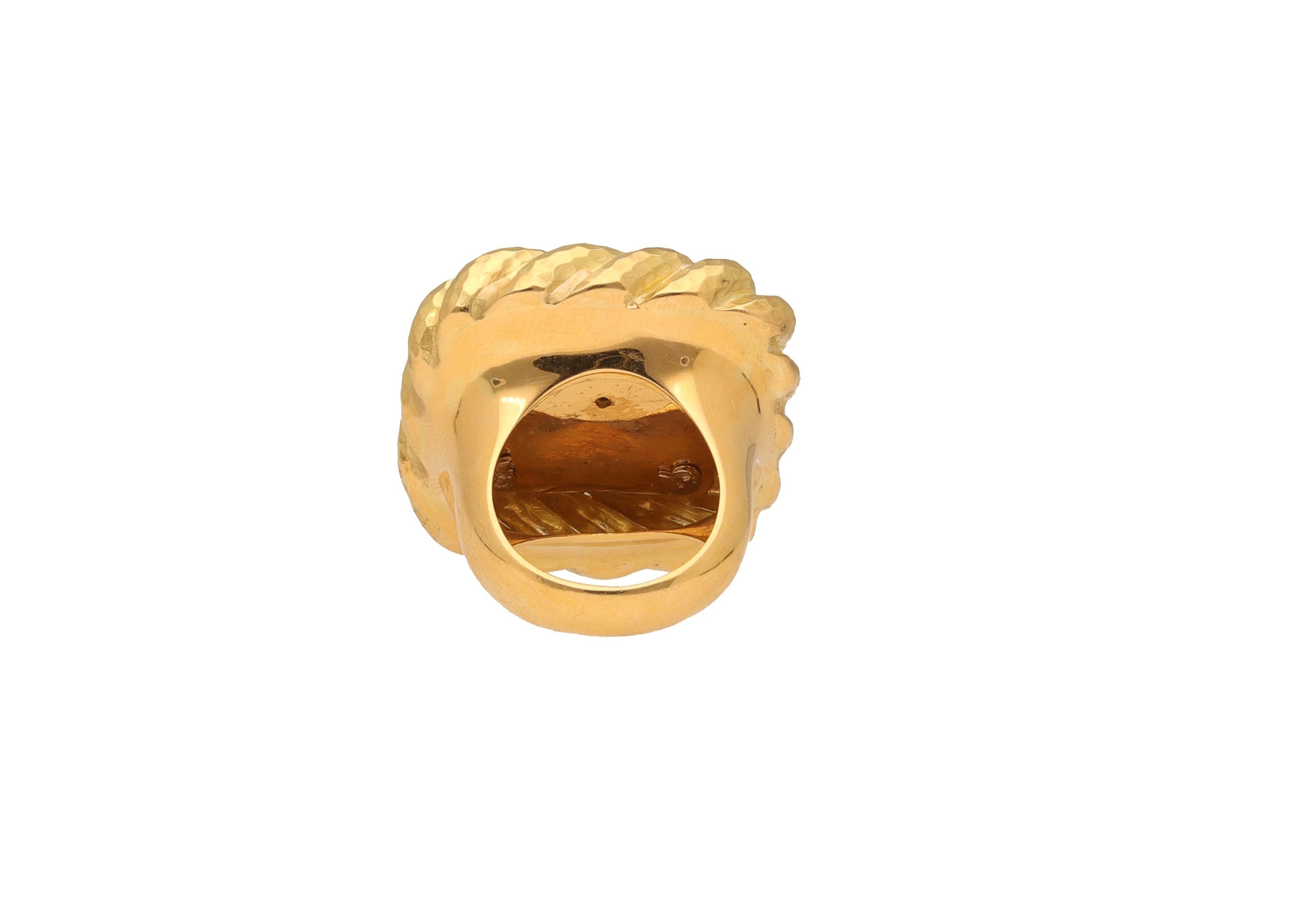 Anello da cocktail vintage in oro giallo 18 carati con diamanti e martello quadrato in vendita 1