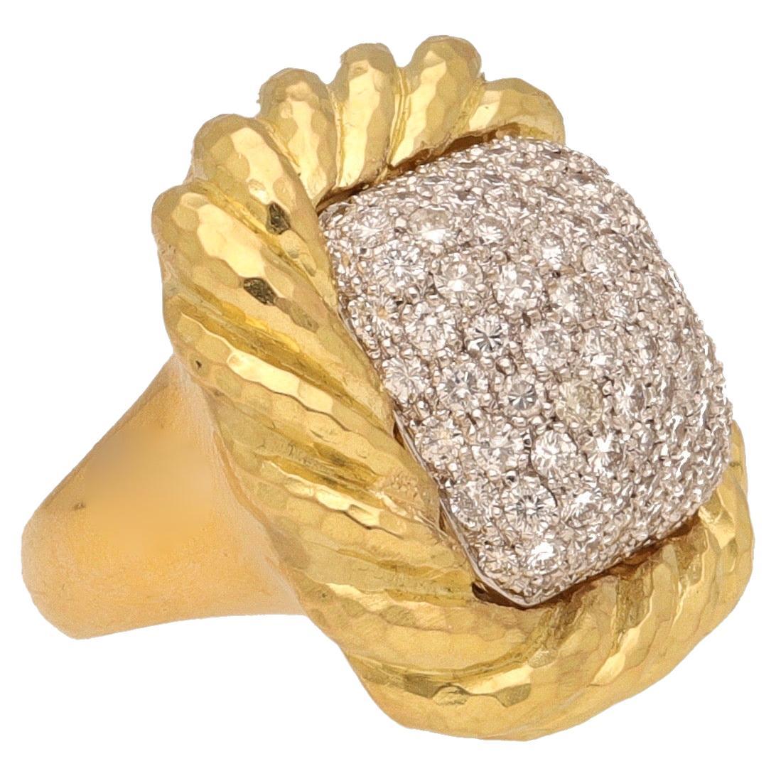 Bague cocktail vintage martelée carrée en or jaune 18 carats et diamants