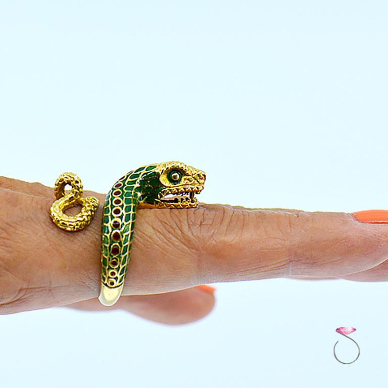 Vintage 18 Karat Yellow Gold Enameled Large Snake Ring, Rare 1960s Animal Motif In Excellent Condition In Honolulu, HI