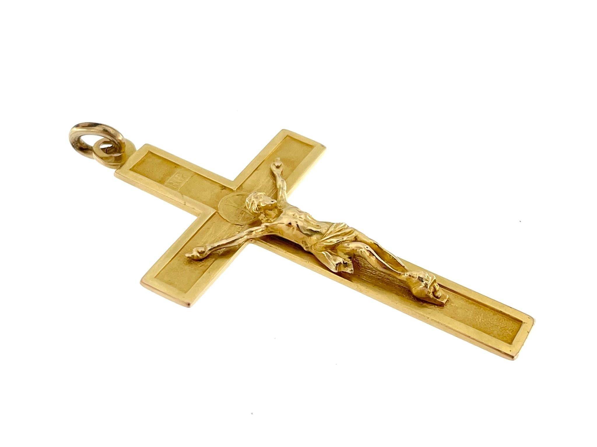 Vintage 18 karat Yellow Gold French Crucifix In Good Condition For Sale In Esch-Sur-Alzette, LU