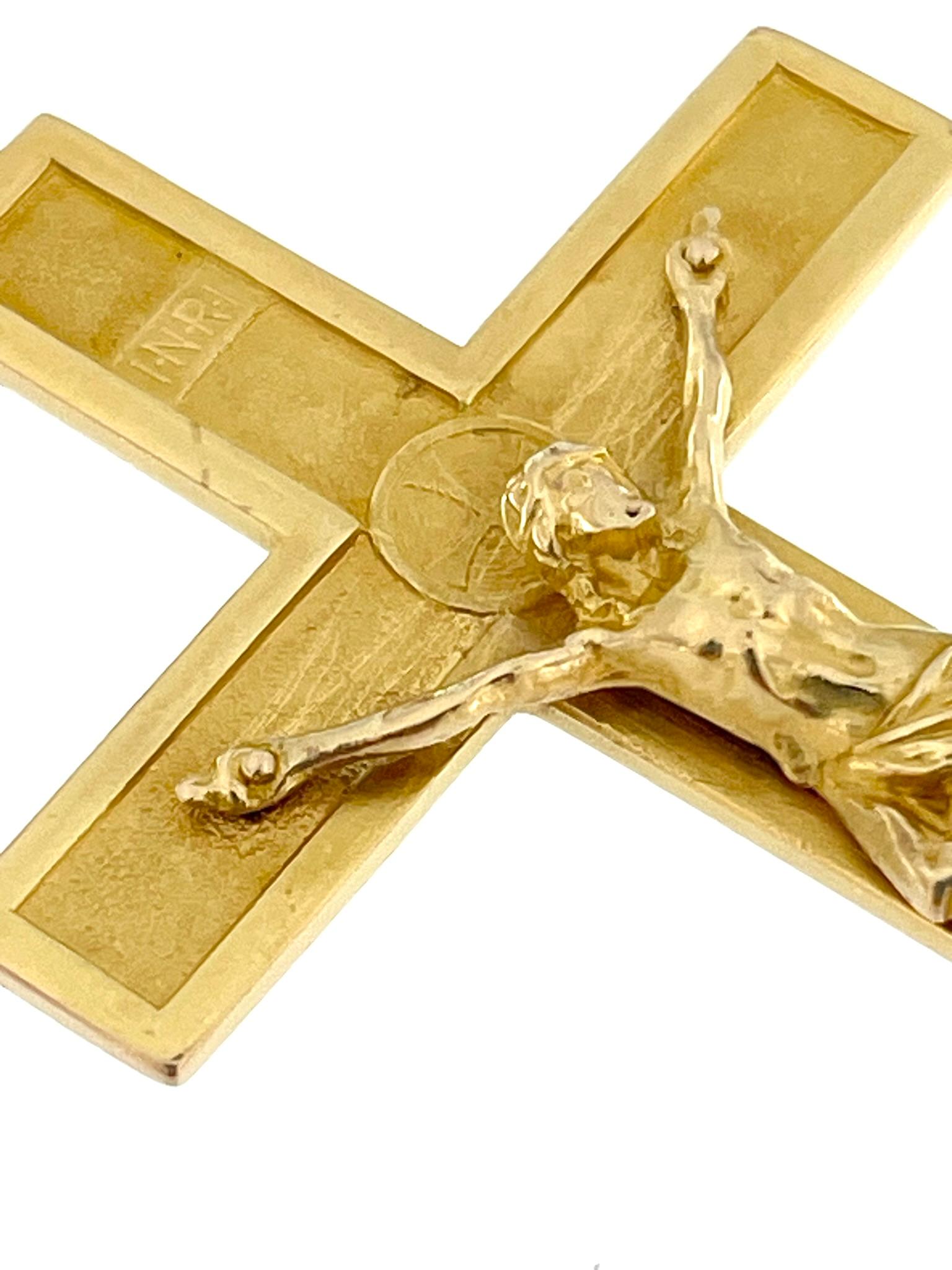 Vintage 18 karat Yellow Gold French Crucifix For Sale 1