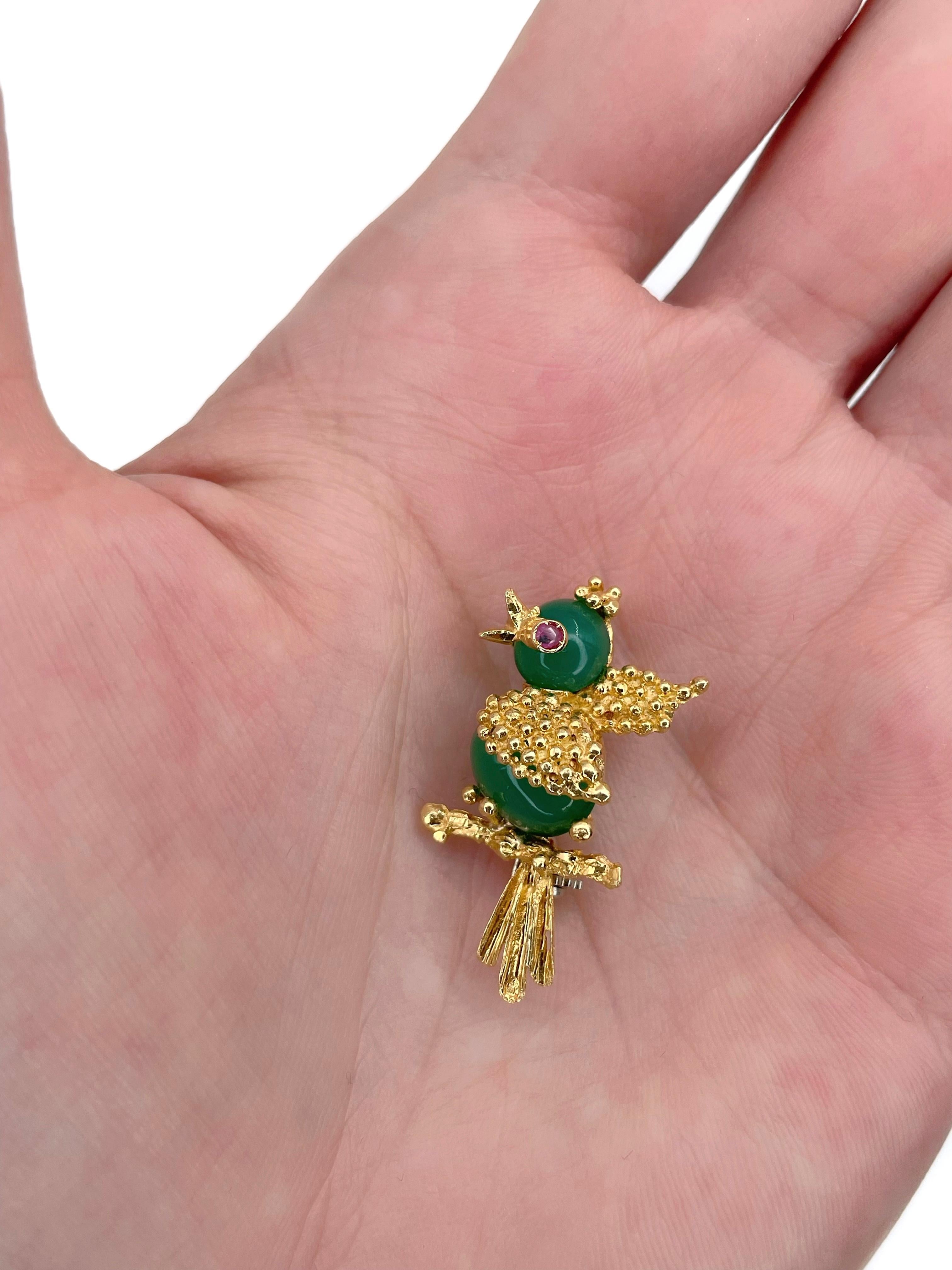 Modern Vintage 18 Karat Yellow Gold Green Chalcedony Ruby Small Bird Pin Brooch For Sale