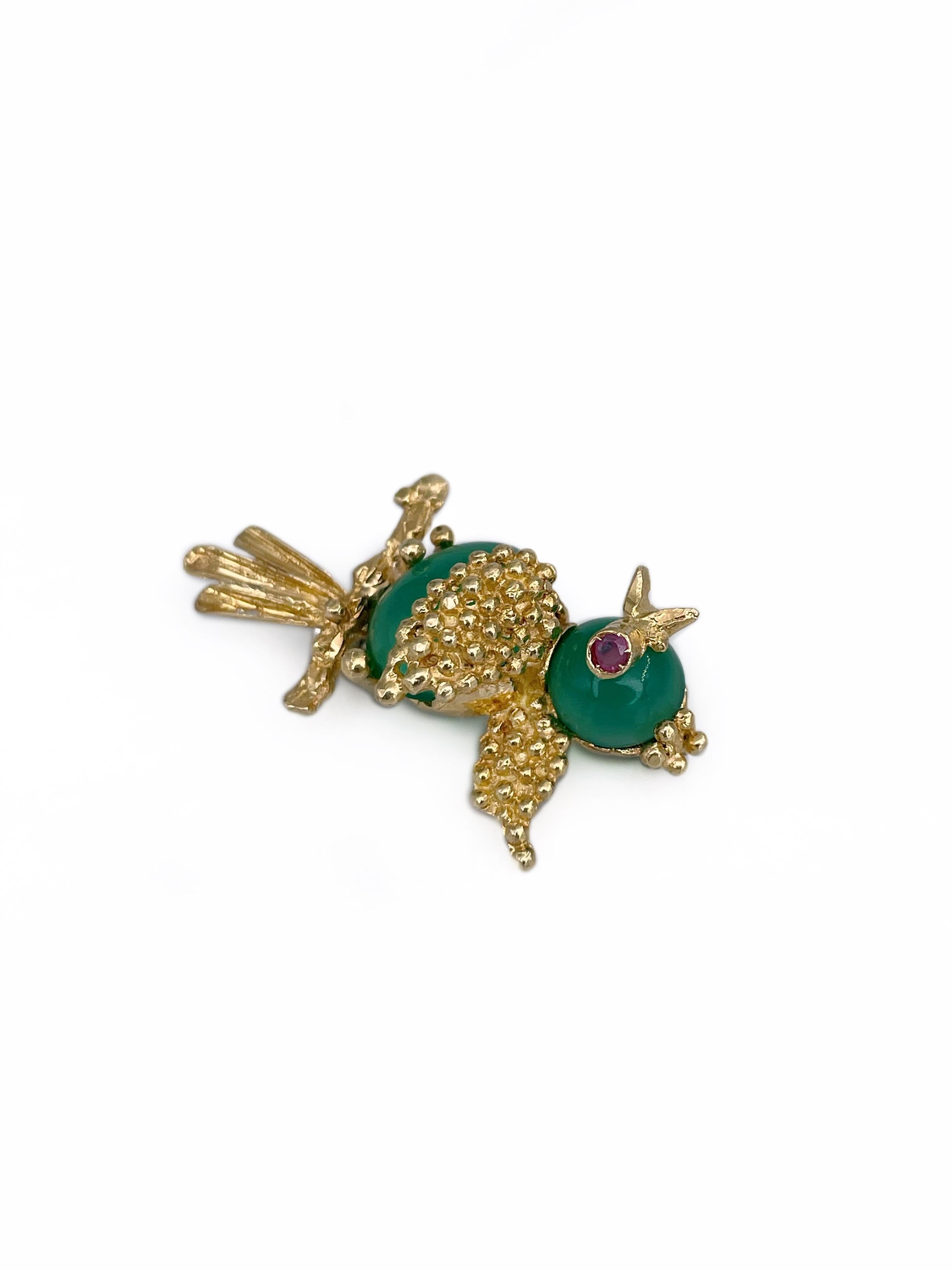 Mixed Cut Vintage 18 Karat Yellow Gold Green Chalcedony Ruby Small Bird Pin Brooch For Sale