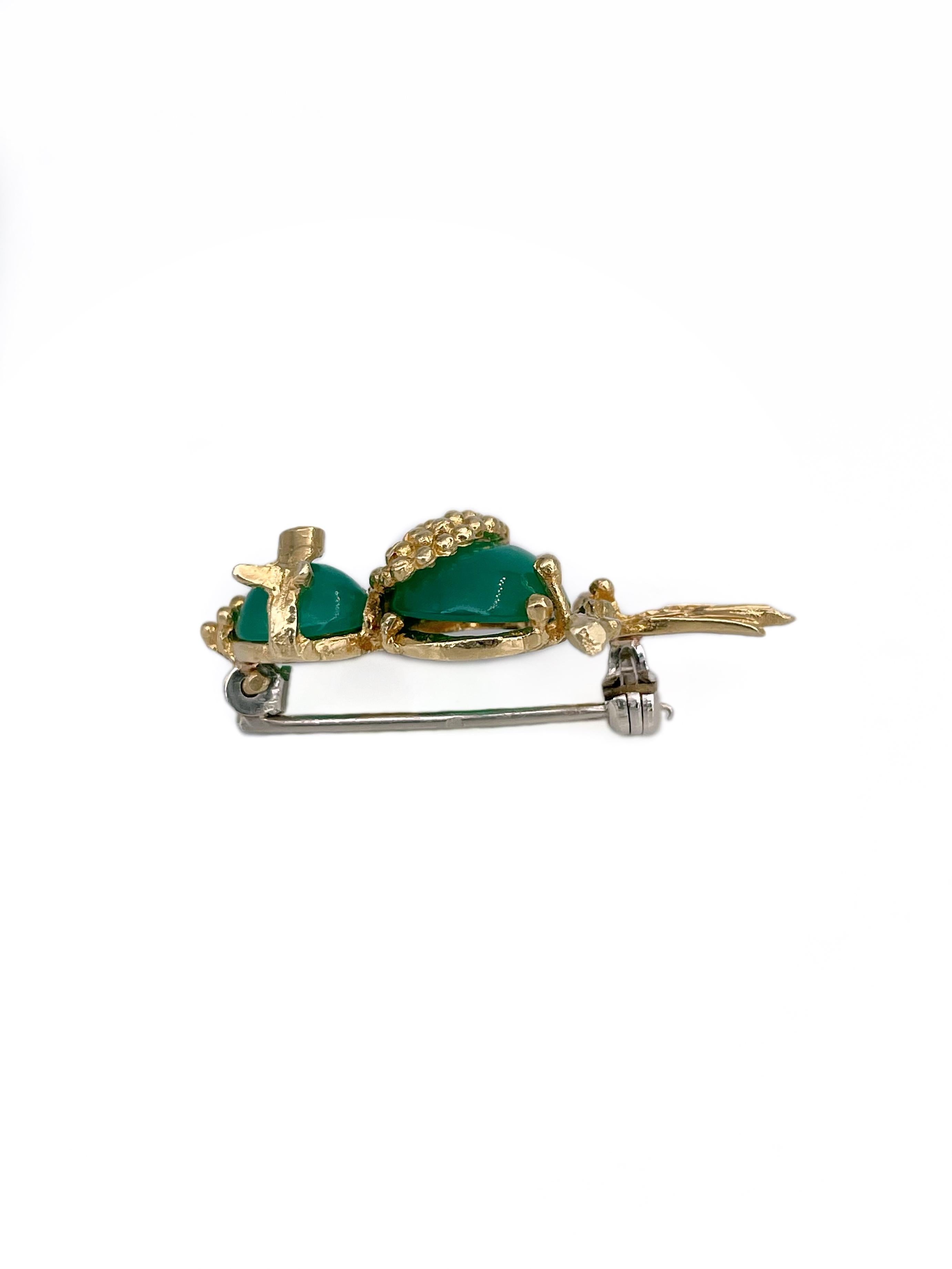 Vintage 18 Karat Yellow Gold Green Chalcedony Ruby Small Bird Pin Brooch In Good Condition For Sale In Vilnius, Vilniaus apskr.