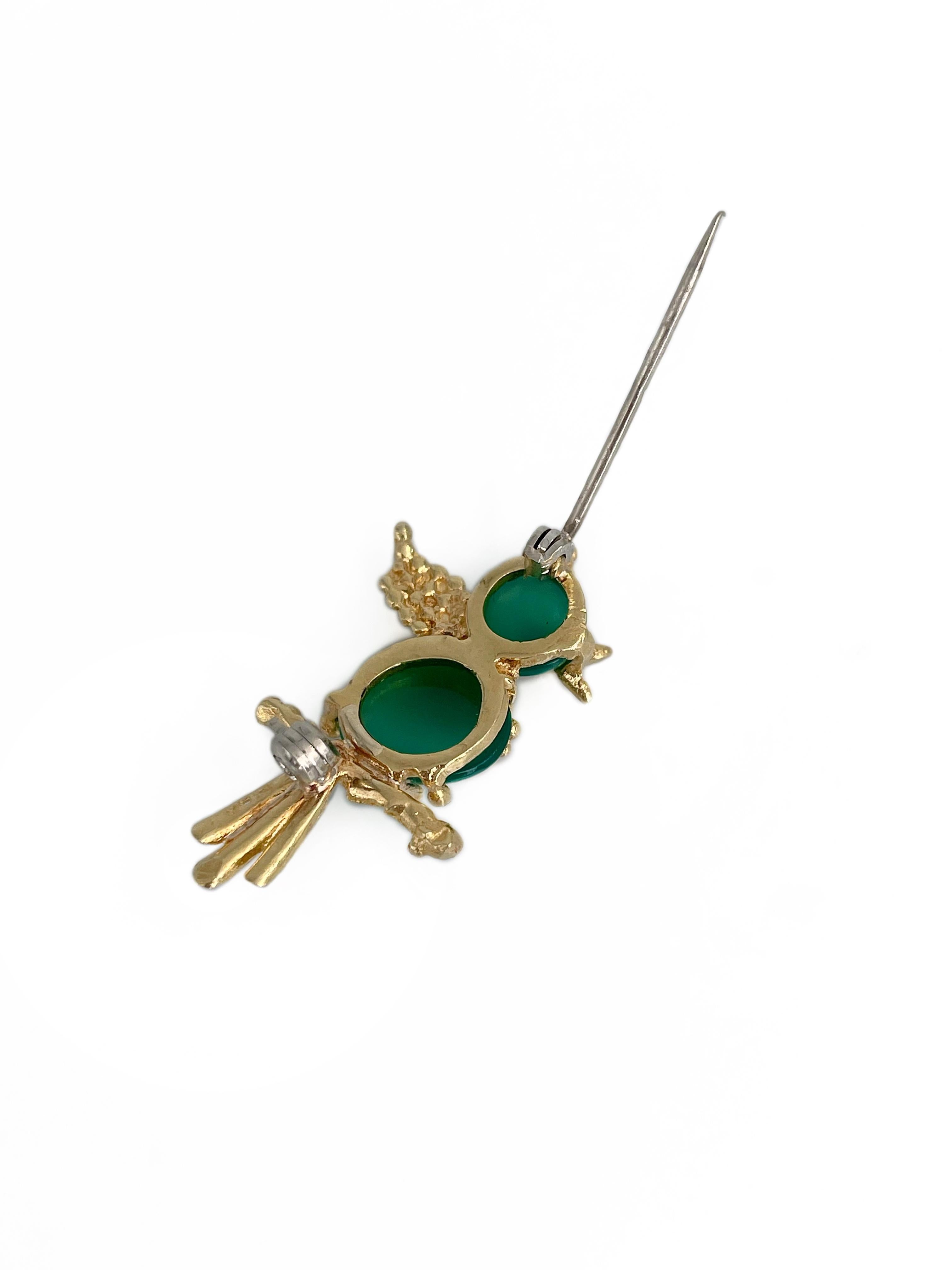 Women's or Men's Vintage 18 Karat Yellow Gold Green Chalcedony Ruby Small Bird Pin Brooch For Sale