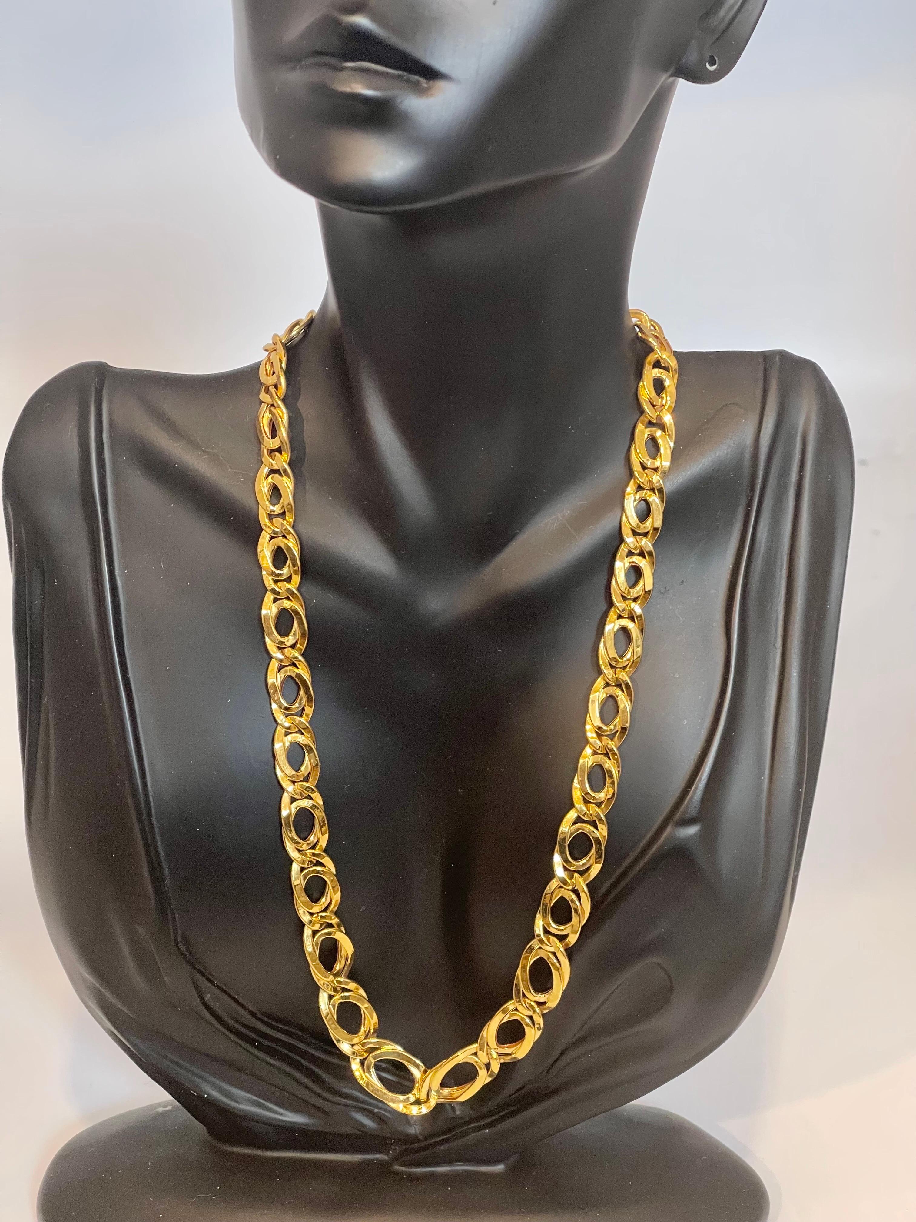 Vintage 18 Karat Yellow Gold Hammered Double Oval Graduating Link Necklace In Excellent Condition For Sale In New York, NY
