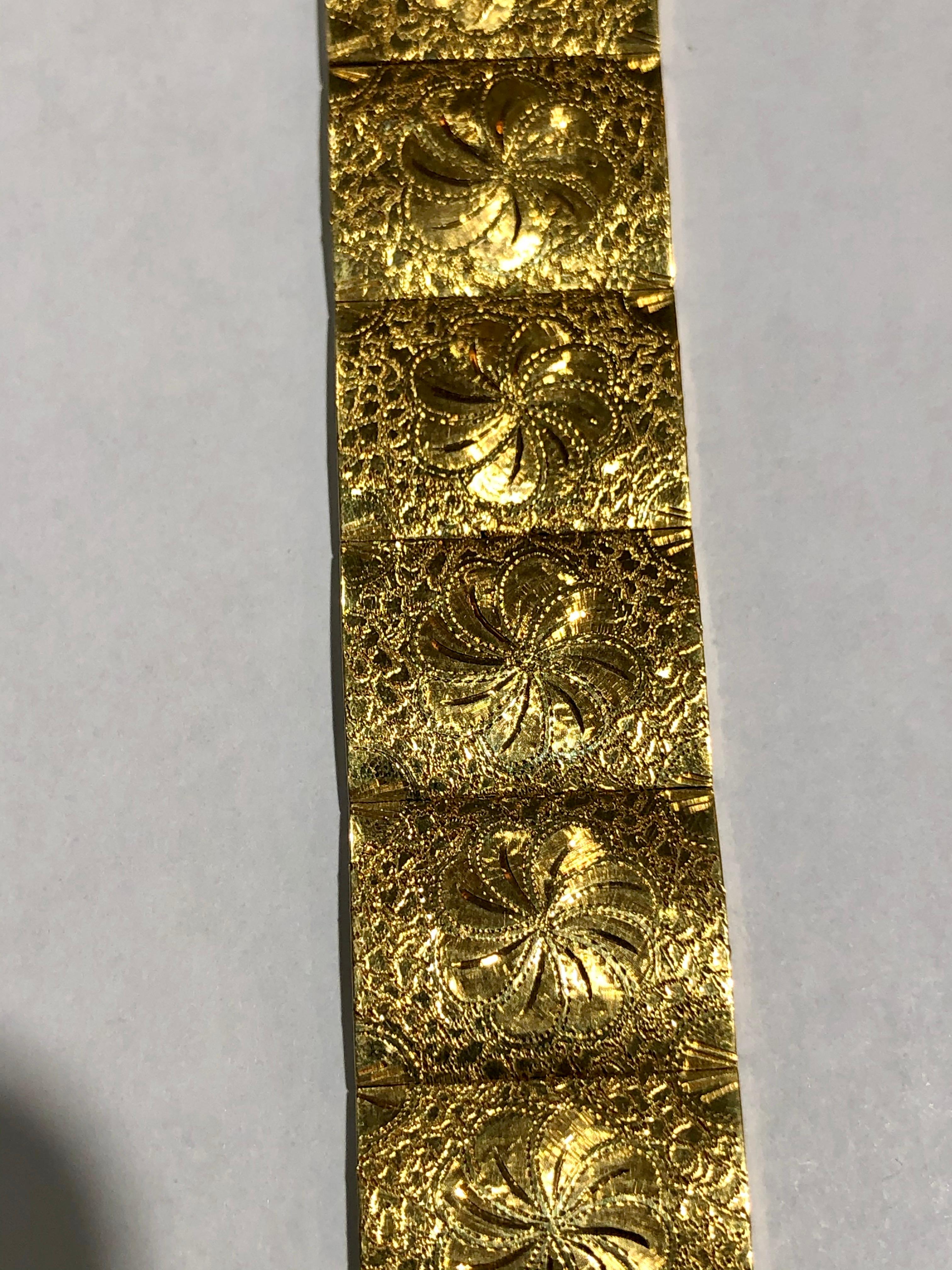 Armband aus 18 Karat Gelbgold mit Handgravur im Angebot 1