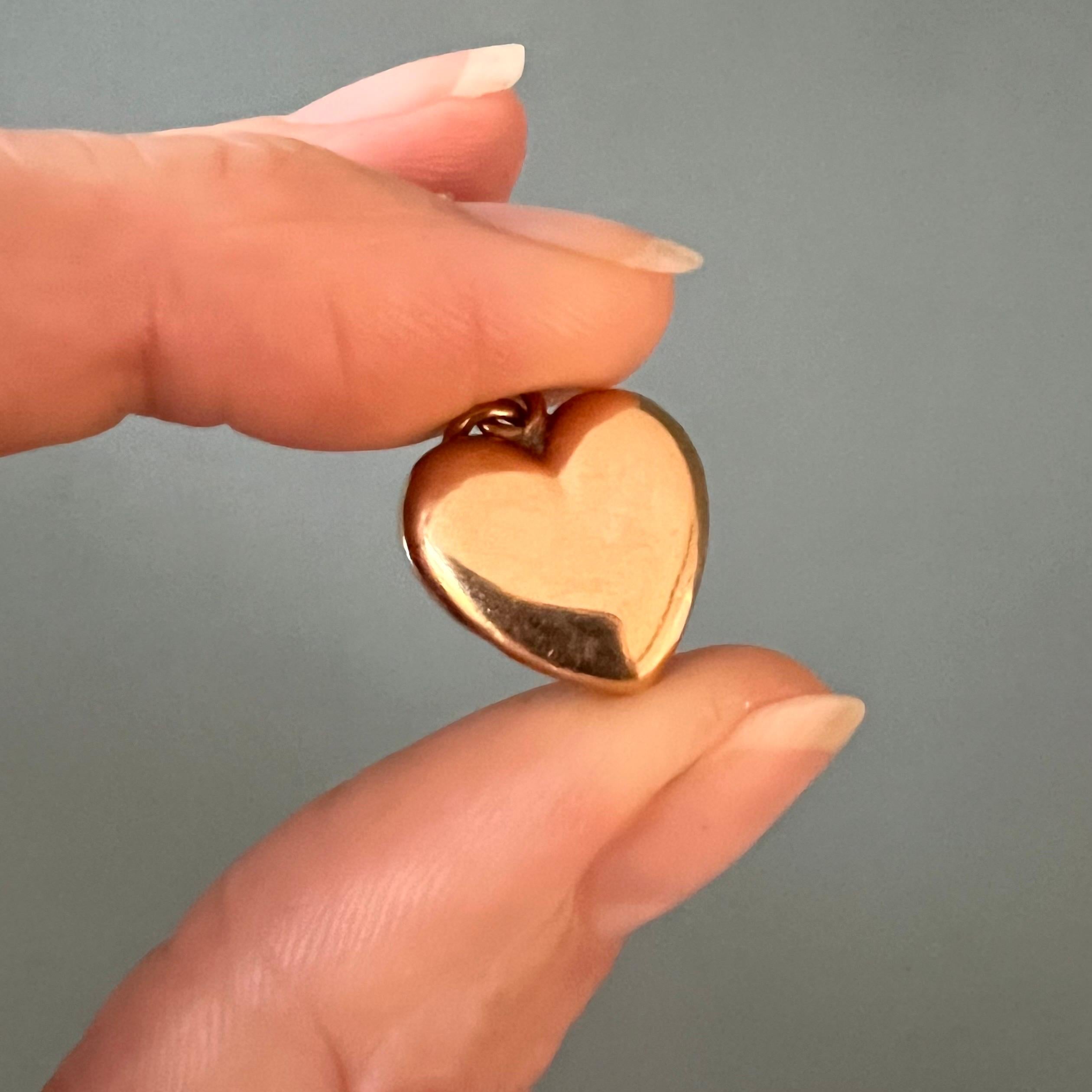 Ein Herzanhänger aus Gelbgold im Vintage-Stil. Dieses schöne Herz ist aus 18 Karat Gold gefertigt und auf beiden Seiten glatt poliert. 

Charms sind tragbare Erinnerungen, sie haben einen symbolischen und oft auch einen sentimentalen Wert. Dieser