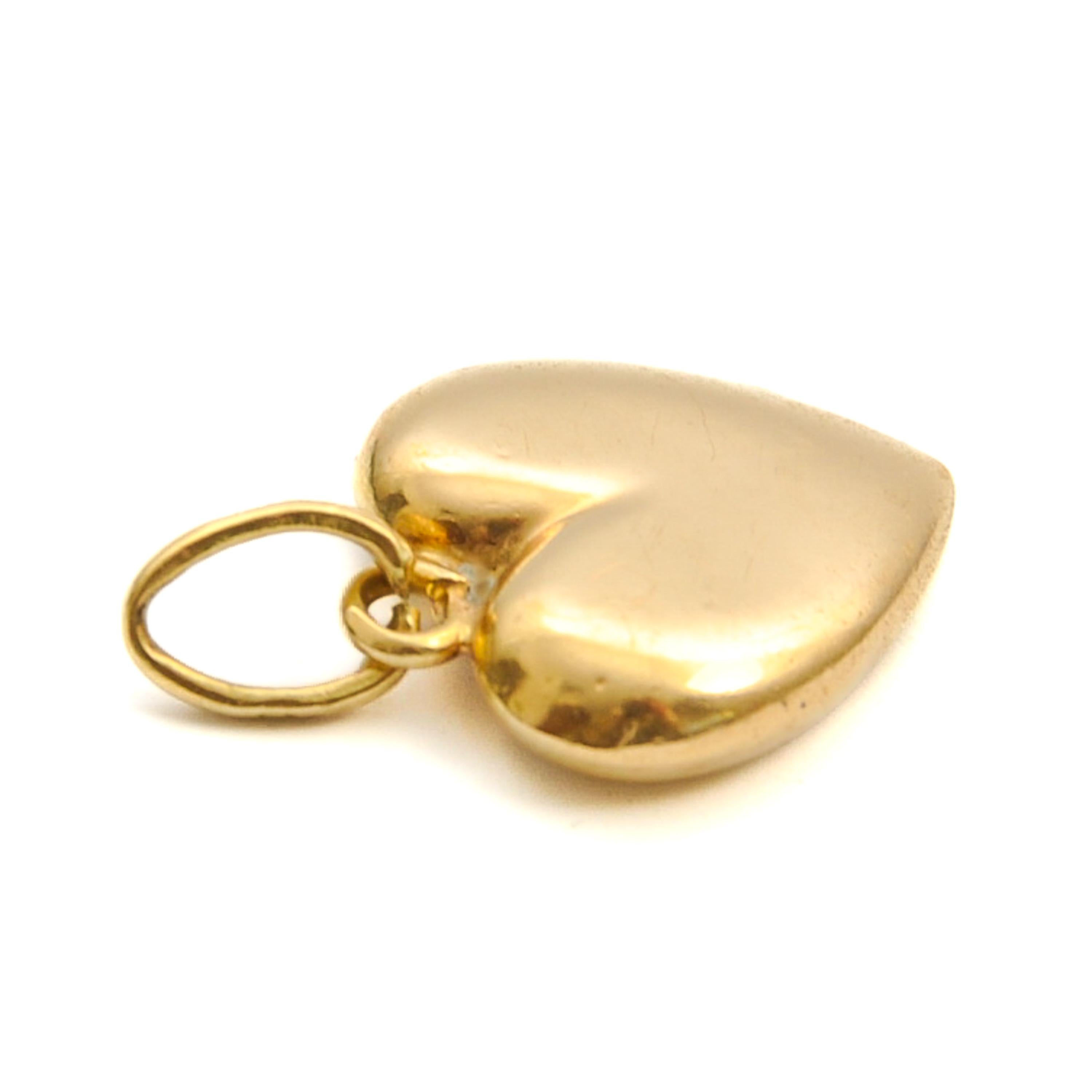 Vintage 18 Karat Yellow Gold Heart Charm Pendant In Good Condition For Sale In Rotterdam, NL
