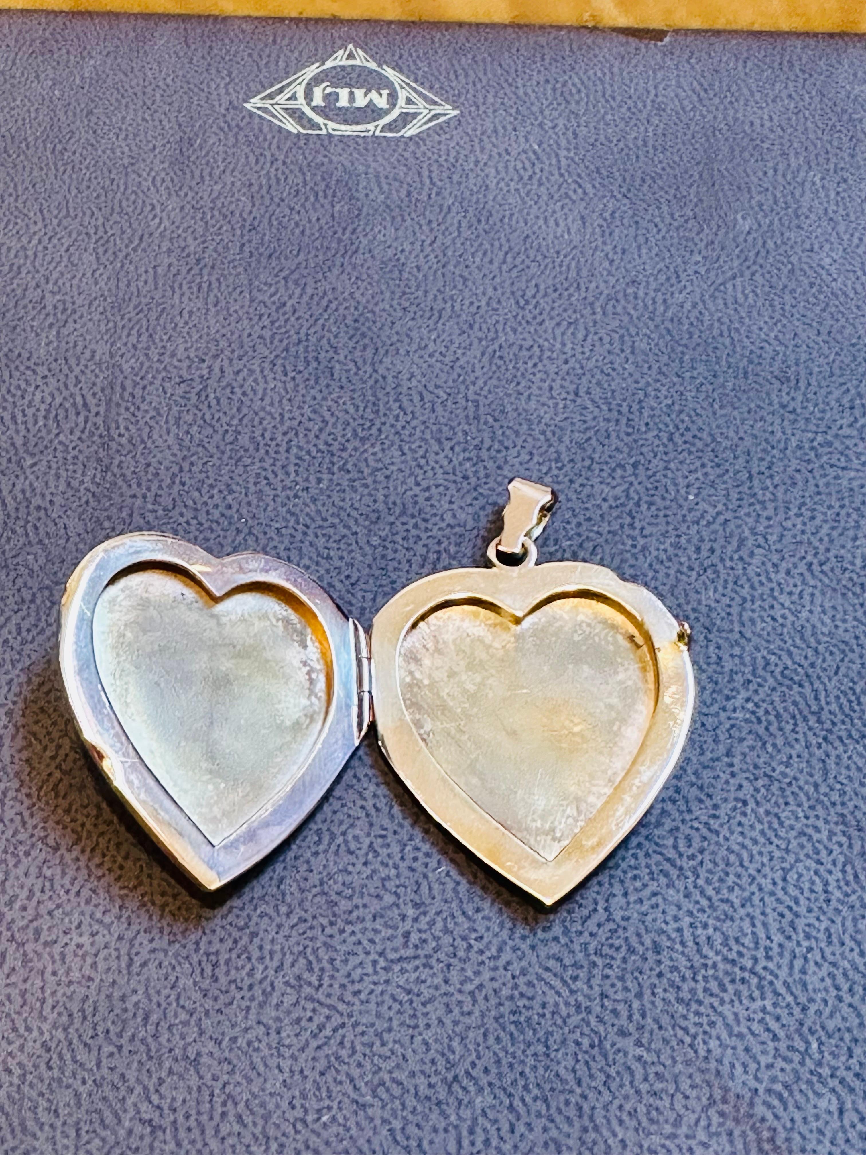 Vintage 18 Karat Yellow Gold Heart Locket, Space for 2 Pictures, No Chain In Excellent Condition For Sale In New York, NY