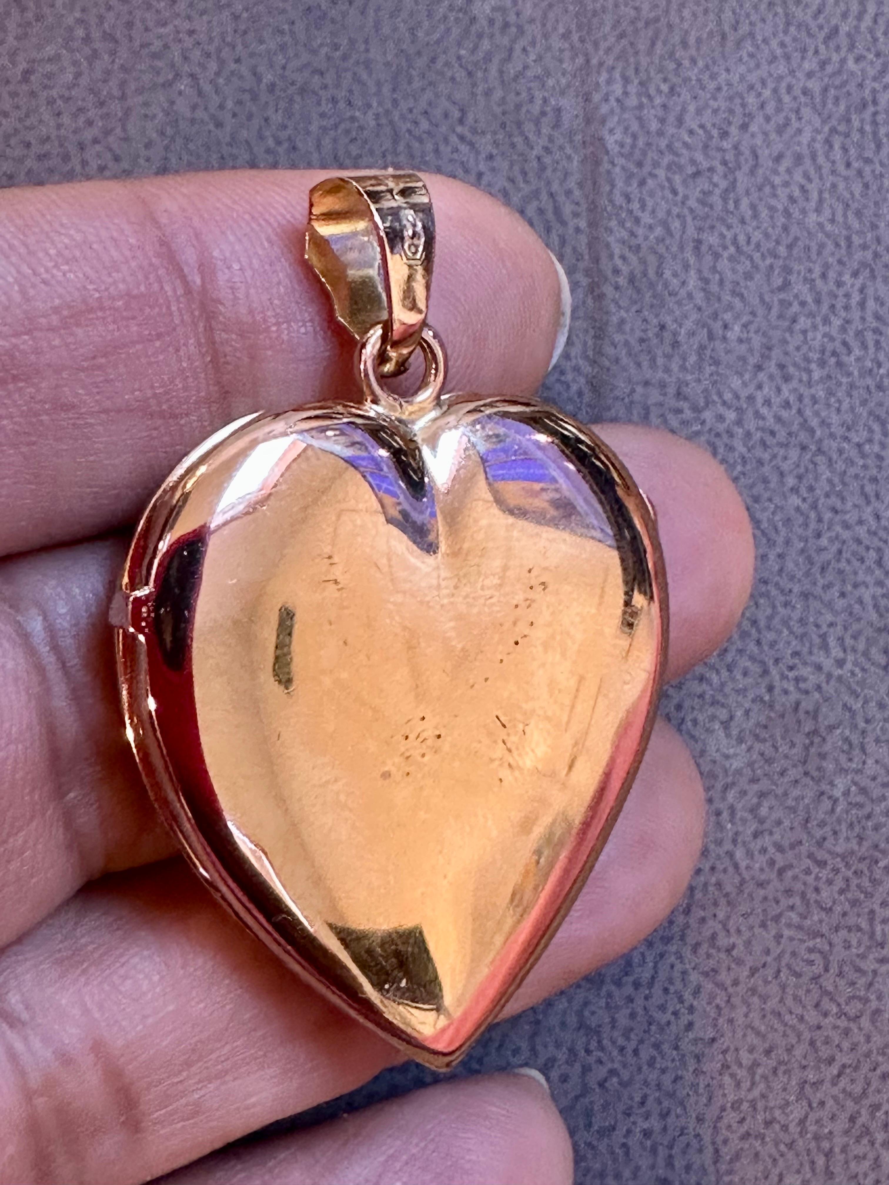 Women's or Men's Vintage 18 Karat Yellow Gold Heart Locket, Space for 2 Pictures, No Chain For Sale