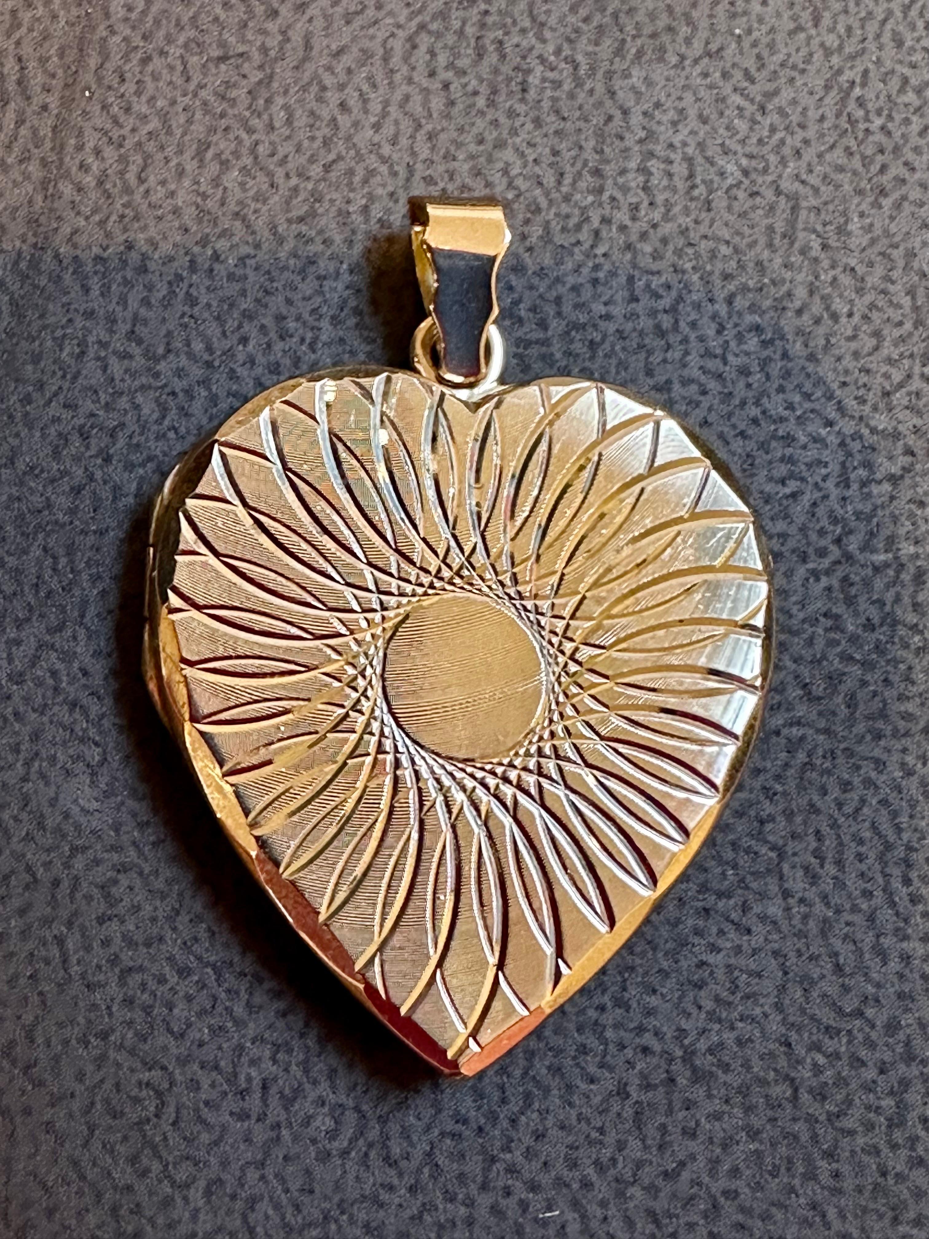 Vintage 18 Karat Yellow Gold Heart Locket , Space for 2 Pictures , NO ...