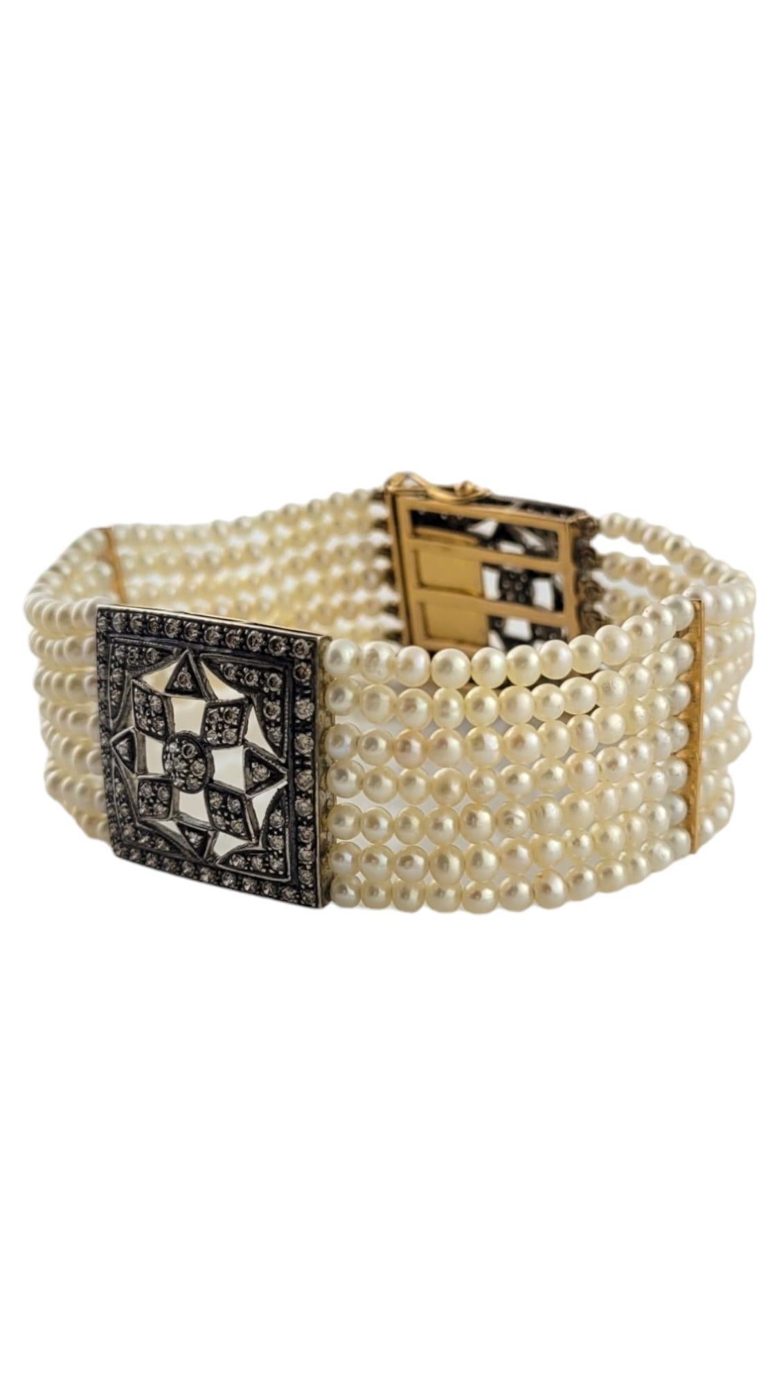 Dieses atemberaubende Armband besteht aus sieben Perlensträngen (je 3 mm) und 170 runden Diamanten im Brillantschliff, gefasst in elegantem 18-karätigem Gelbgold.

Breite:  24 mm.

Ungefähres Gesamtgewicht der Diamanten:  1,7 ct.

Farbe des