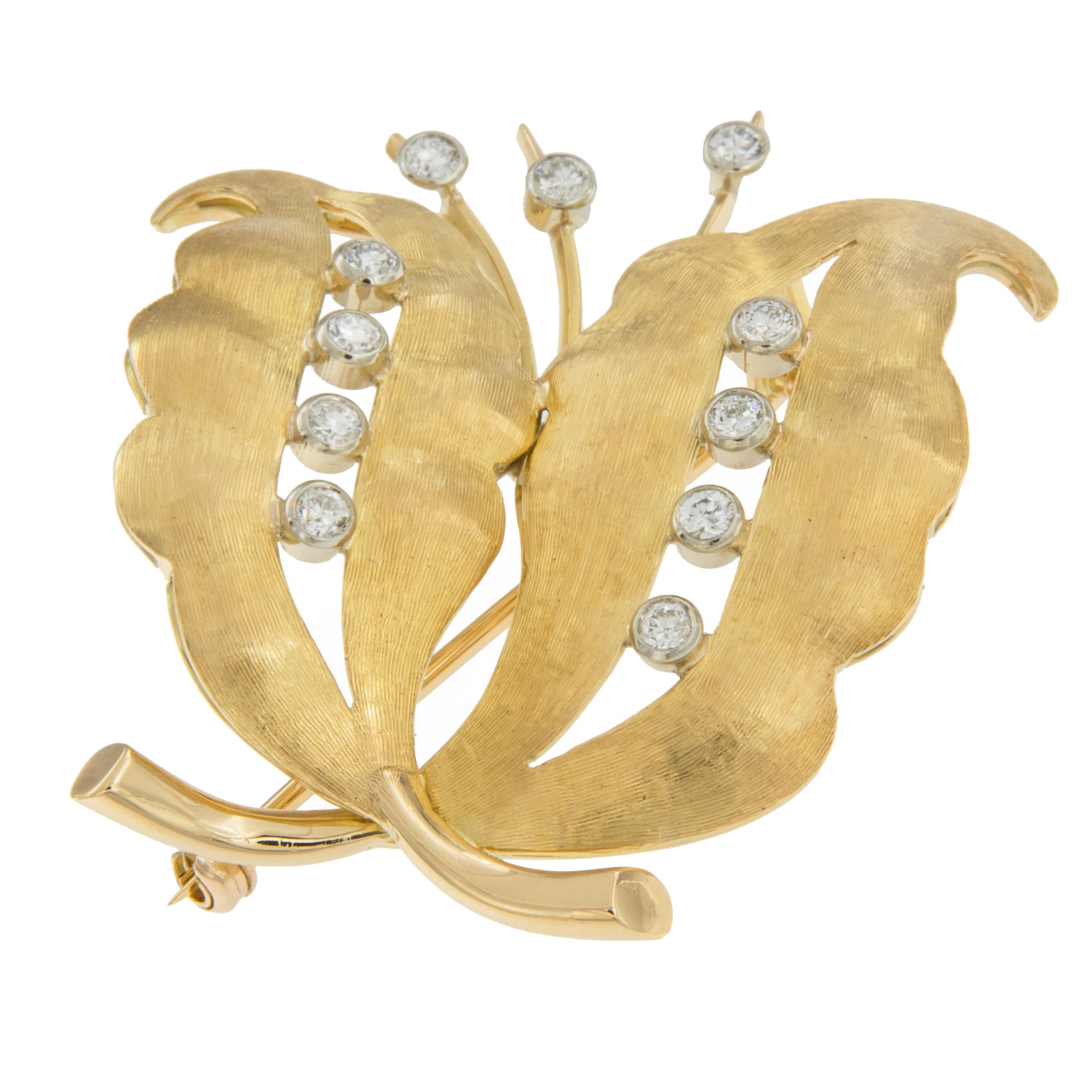Vintage 18 Karat Yellow Gold and Platinum Oak Leaf Brooch with Diamonds In Excellent Condition For Sale In Troy, MI