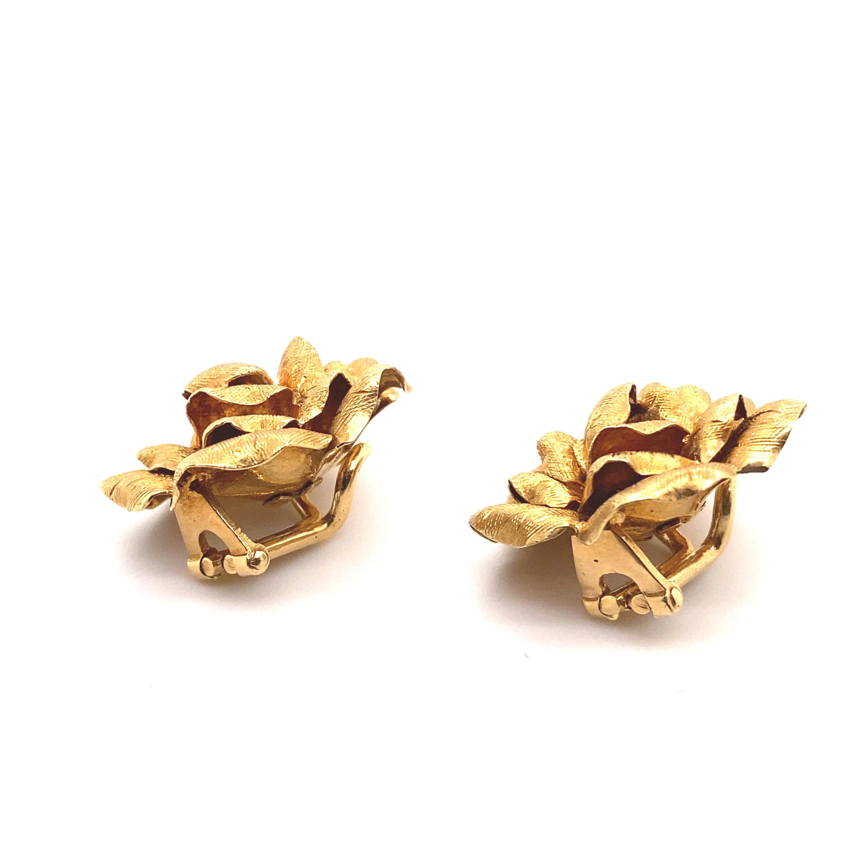 Ein Paar Ohrringe aus 18 Karat Gelbgold, um 1970

Dieses Paar Ohrringe hat die Form von zwei handgefertigten Rosen, ca. 1970.
 
Jedes einzelne Blütenblatt ist realistisch aus 18 Karat Gelbgold modelliert und wunderschön geätzt und graviert.

Diese