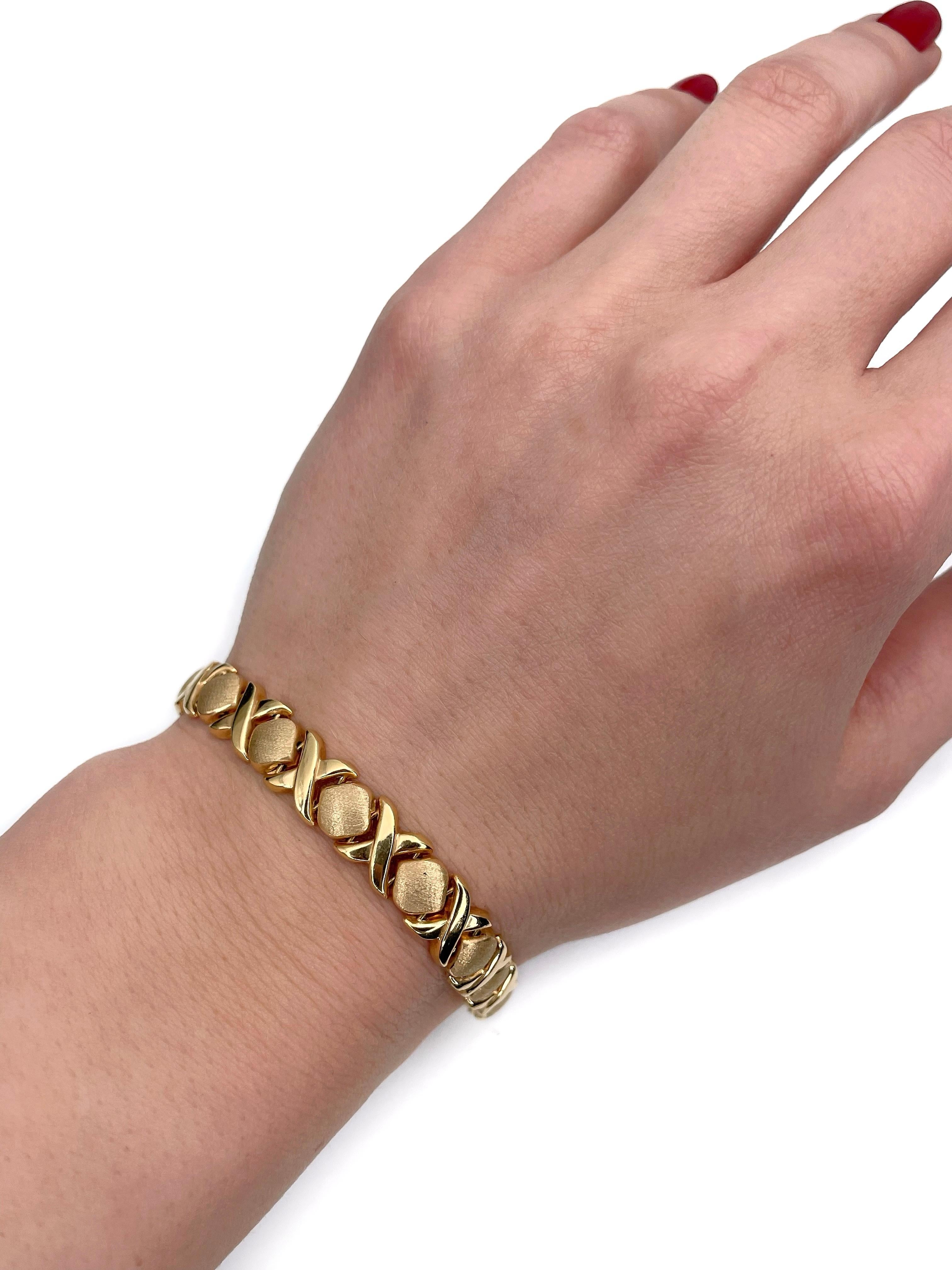 It is a vintage xoxo chain link bracelet crafted in 18K yellow gold. Circa 1980. 

It has a safe closure.

Weight: 16.05g
Length: 18.5cm

———

If you have any questions, please feel free to ask. We describe our items accurately. Please note that in