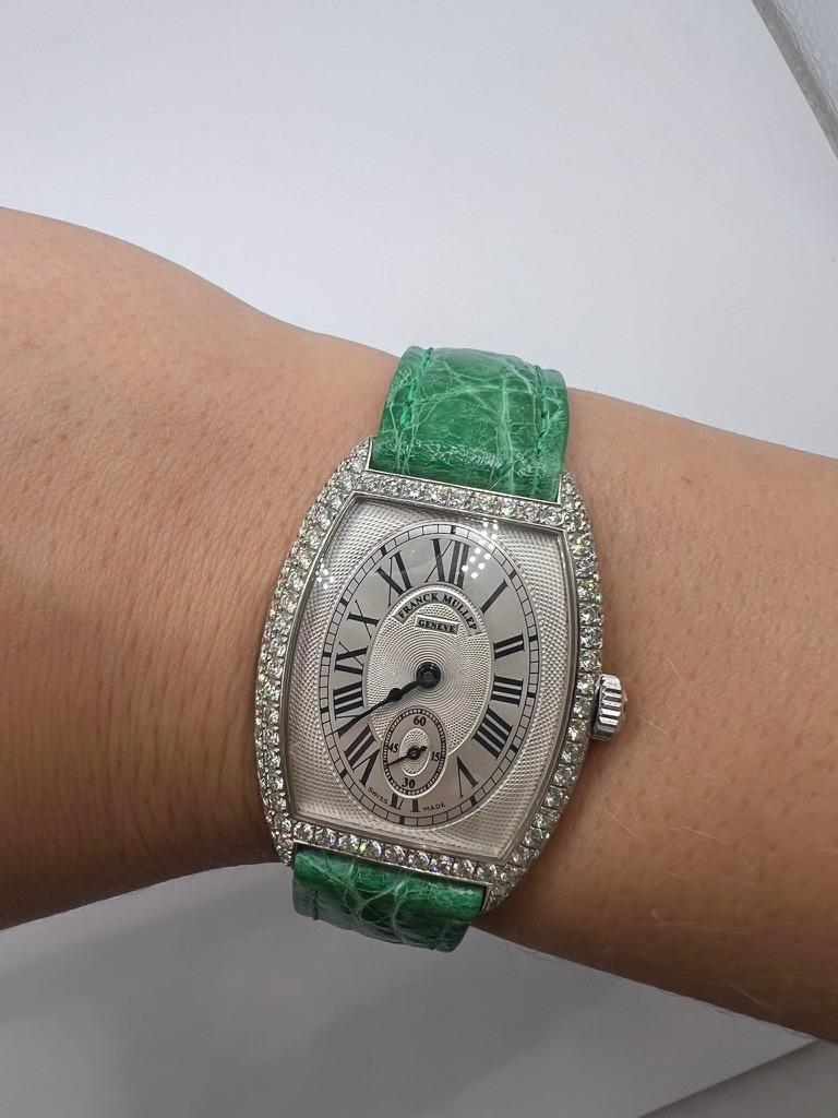 Nous vous présentons la rare et exquise montre Vintage Franck Muller Master of Complications en or 18 ct et diamants. Ce garde-temps exceptionnel est doté d'un boîtier de 34 millimètres orné de 2,5 carats de diamants ronds brillants. Véritable pièce