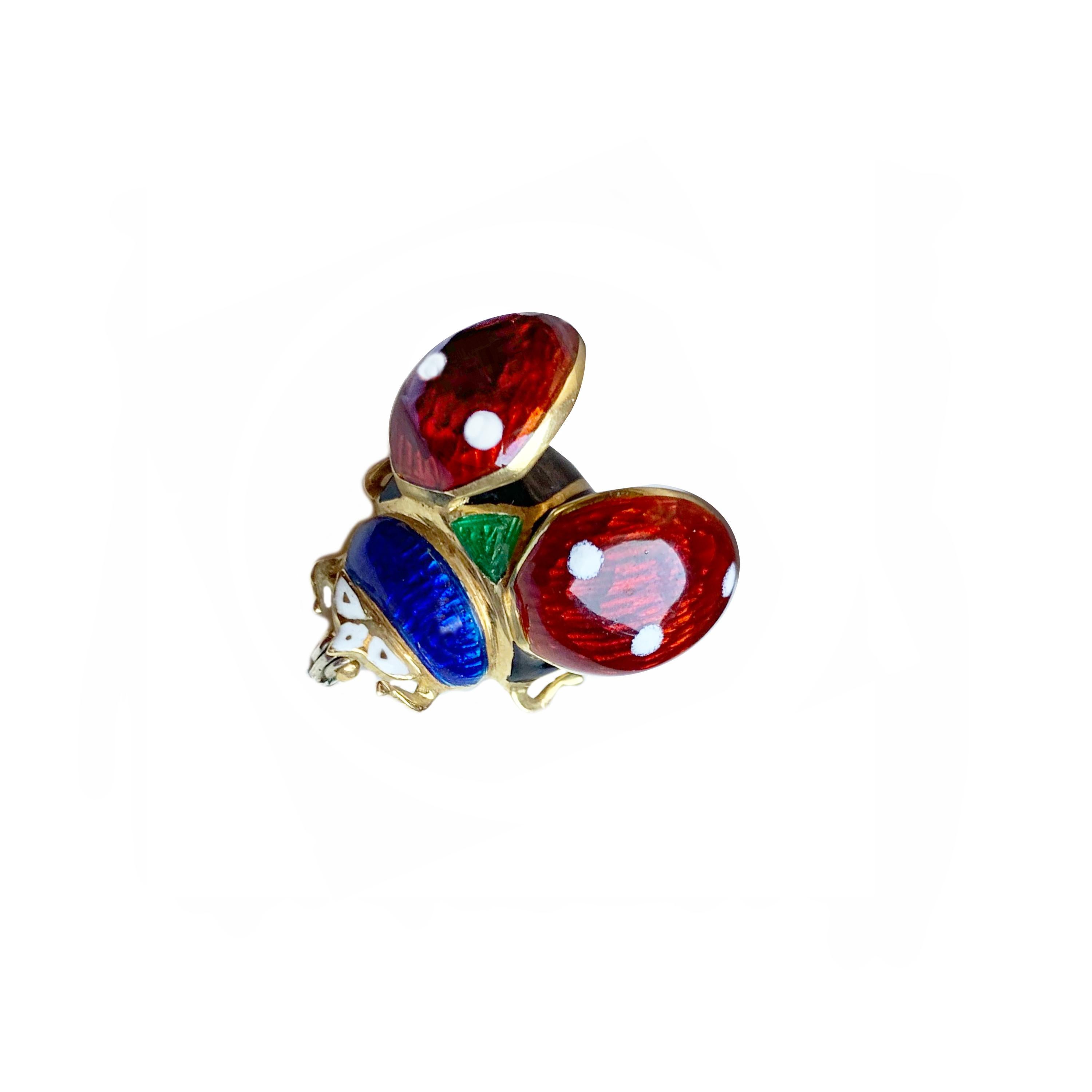 This 18 Kt gold and enamel brooch depicting a ladybug with open wings was handcrafted by a talented Italian goldsmith.
Symbol of good luck, the ladybug is said to give blessings to those she encounters. Master in the art of metamorphosis, she