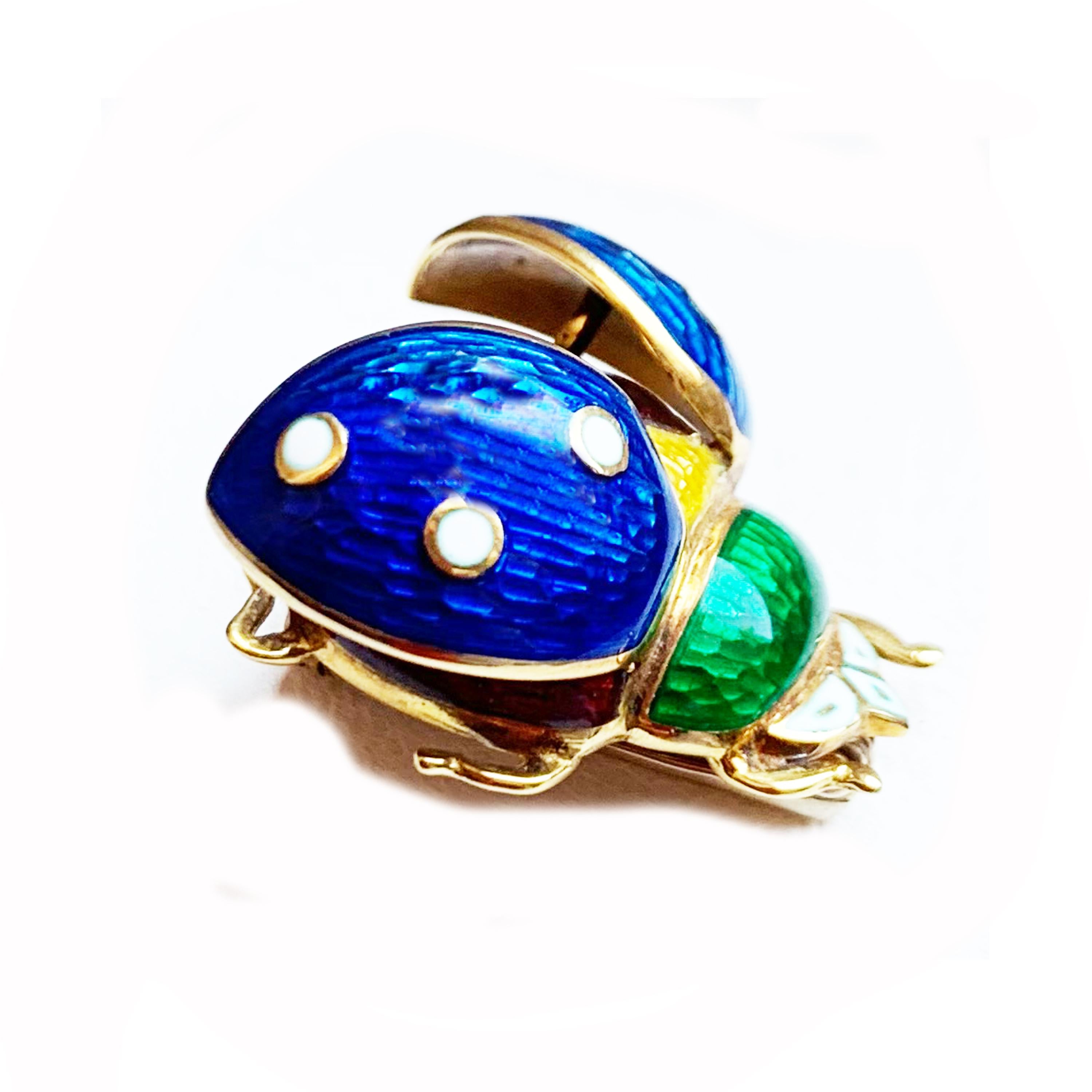This 18 Kt gold and enamel brooch depicting a ladybug with open wings was handcrafted by a talented Italian goldsmith.
Symbol of good luck, the ladybug is said to give blessings to those she encounters. Master in the art of metamorphosis, she