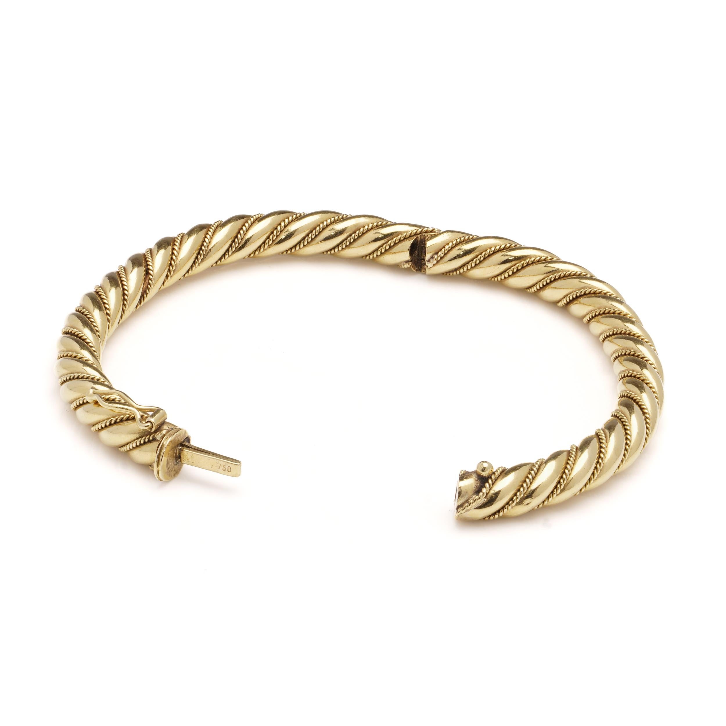 Vintage 18 kt. gold hinged bracelet with spiral twist design  For Sale 1