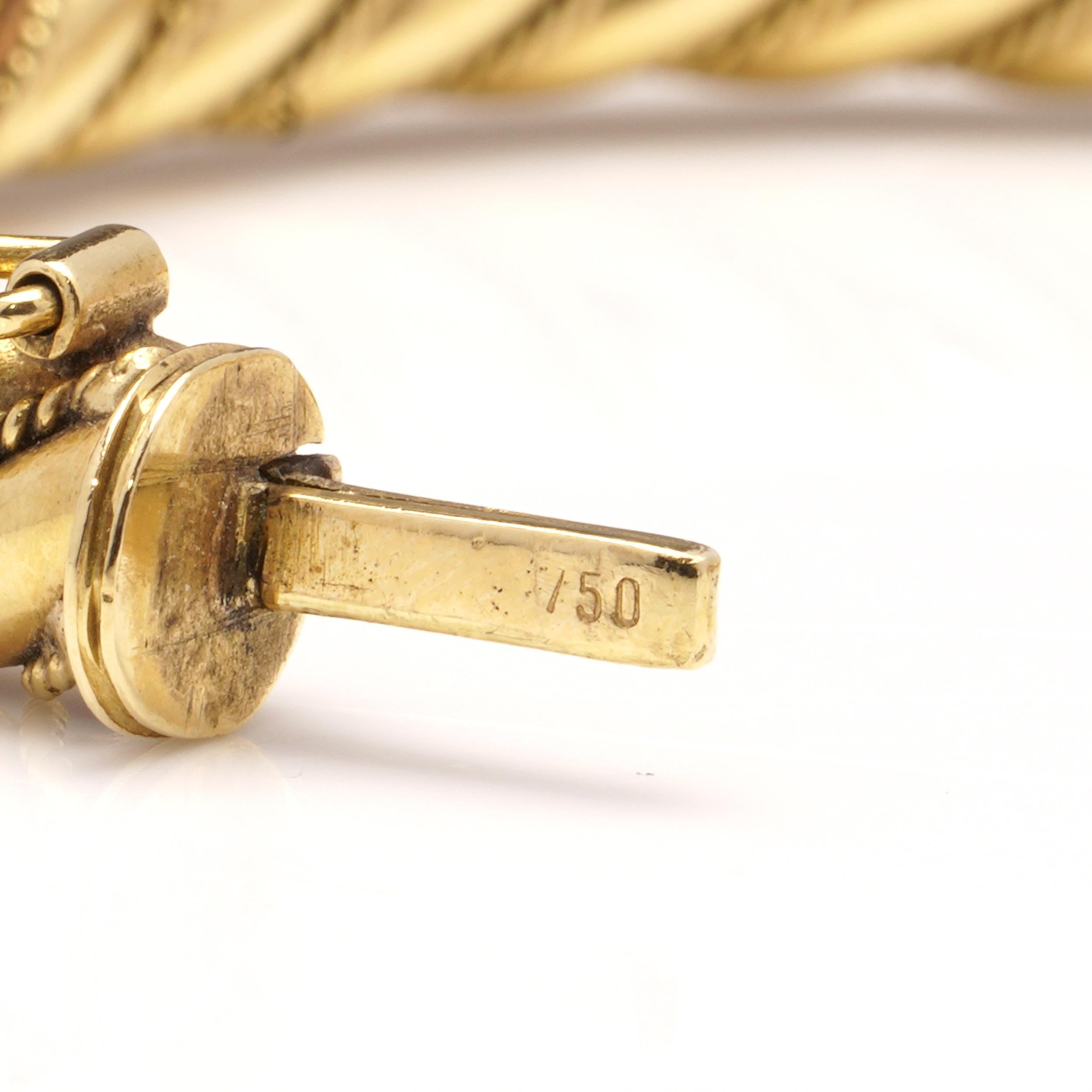 Vintage 18 kt. gold hinged bracelet with spiral twist design  For Sale 2