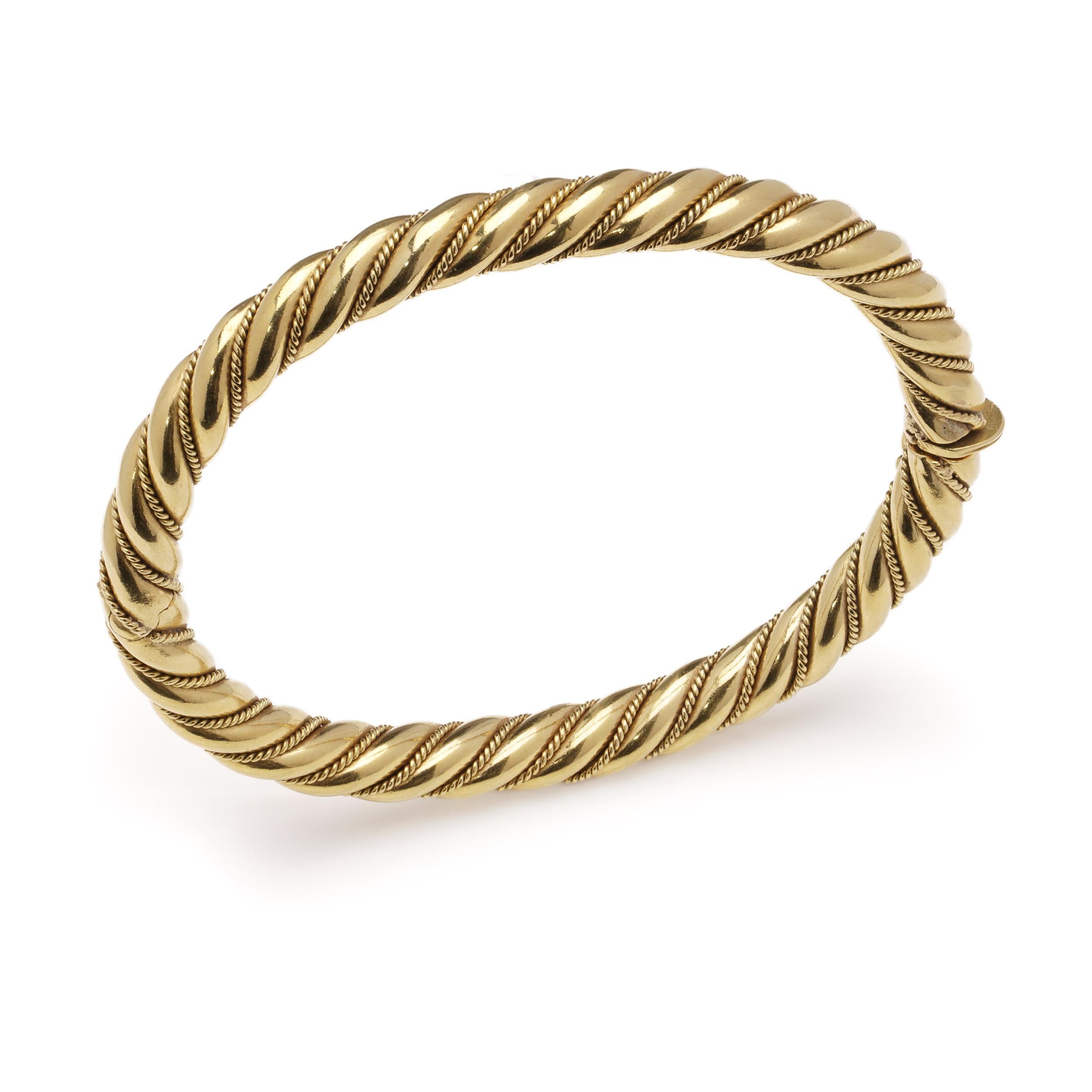 Vintage 18 kt. gold hinged bracelet with spiral twist design  For Sale 3
