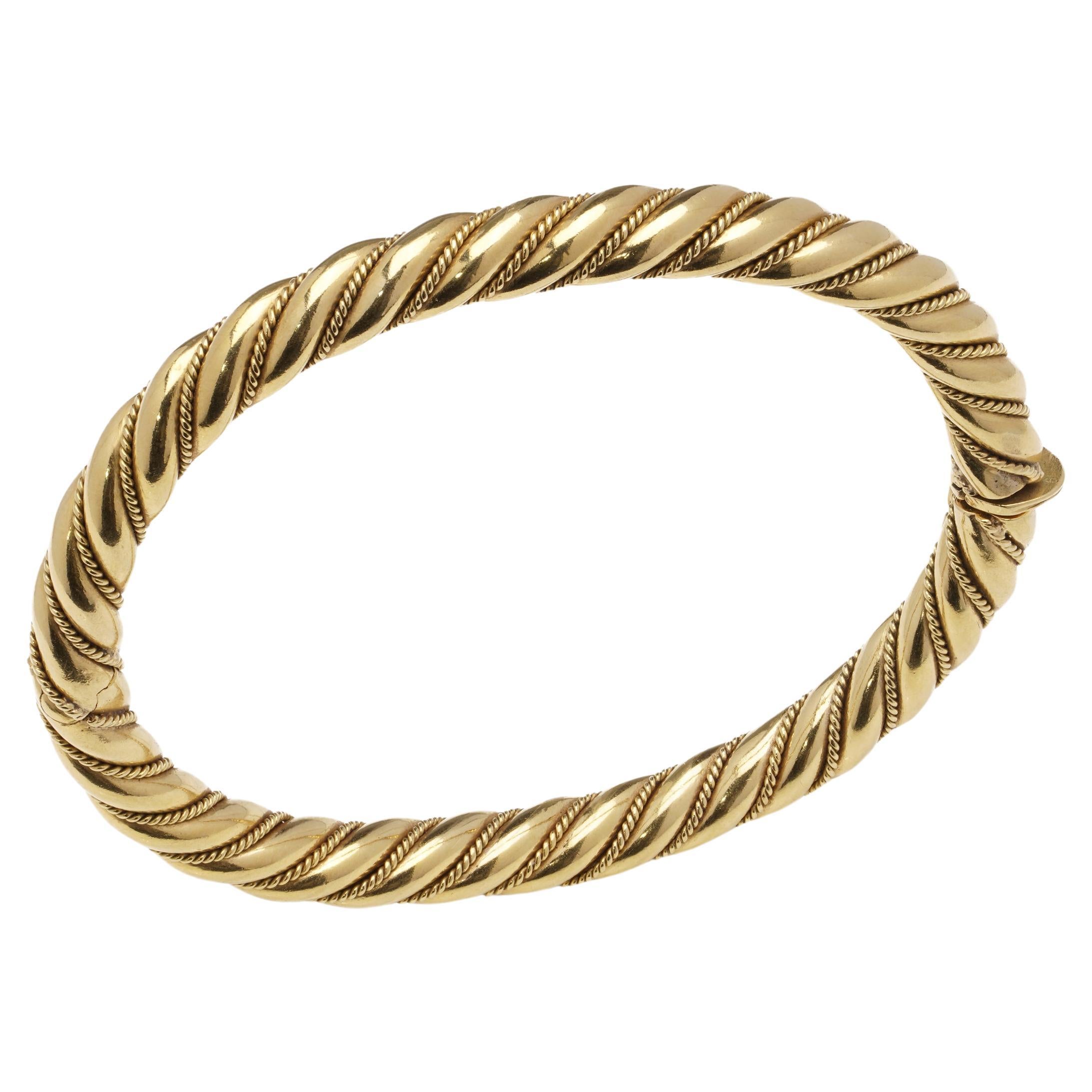 Vintage 18 kt. gold hinged bracelet with spiral twist design  For Sale