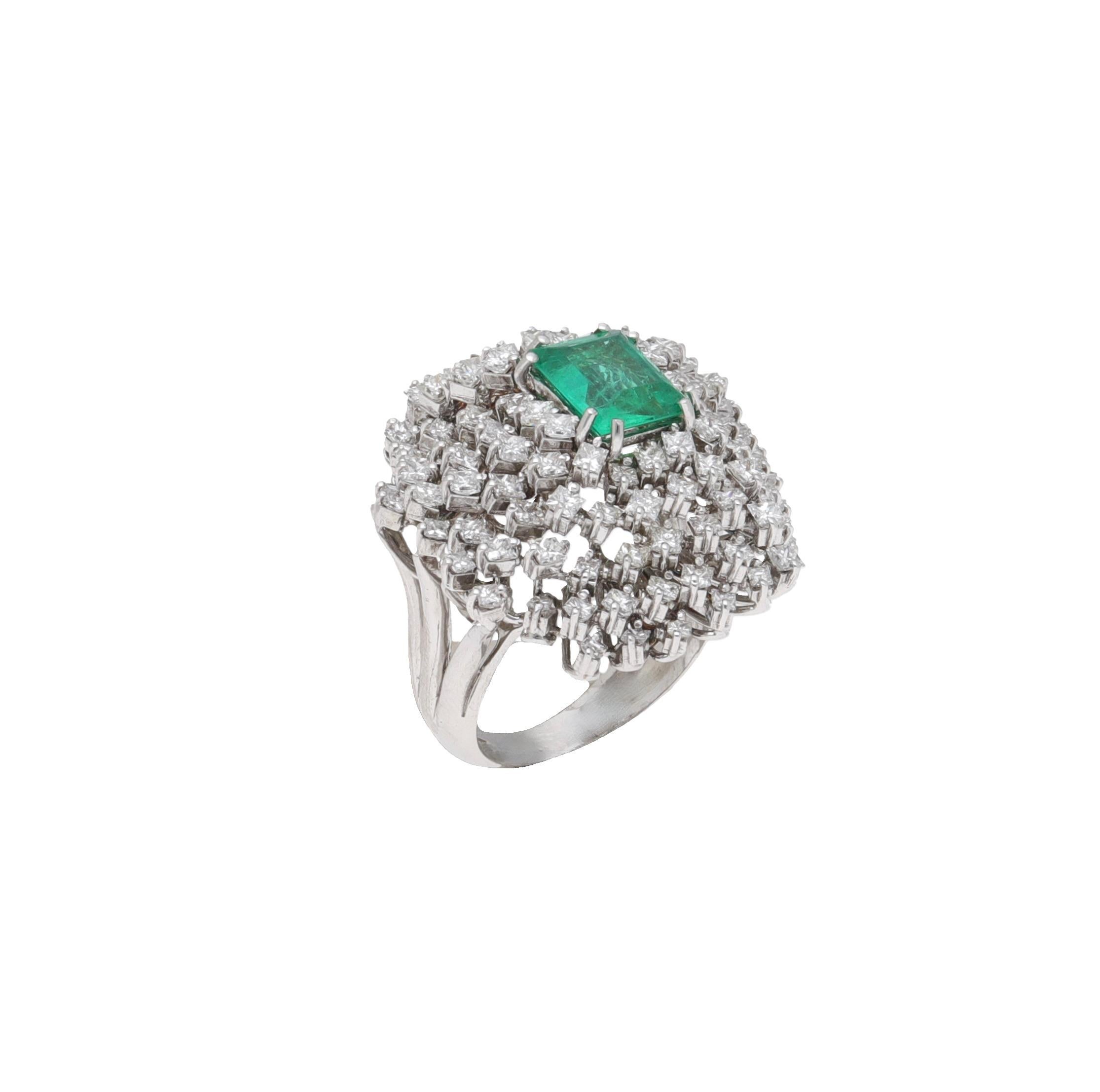 Vintage 18 Kt. Anillo Cóctel Esmeralda Diamantes Oro Blanco Moderno en venta